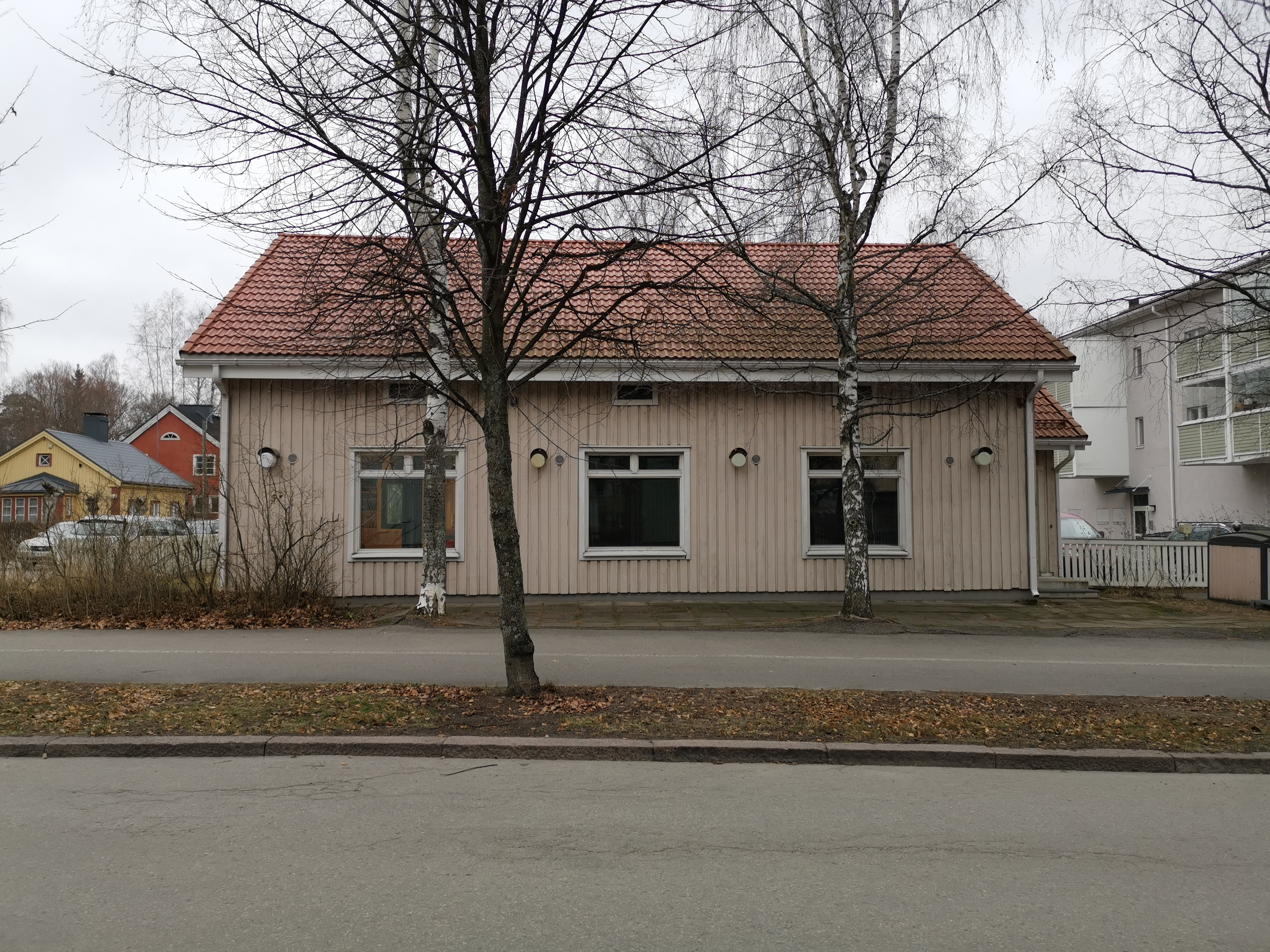 Apteekki puurakennuksessa Toukolassa rephoto
