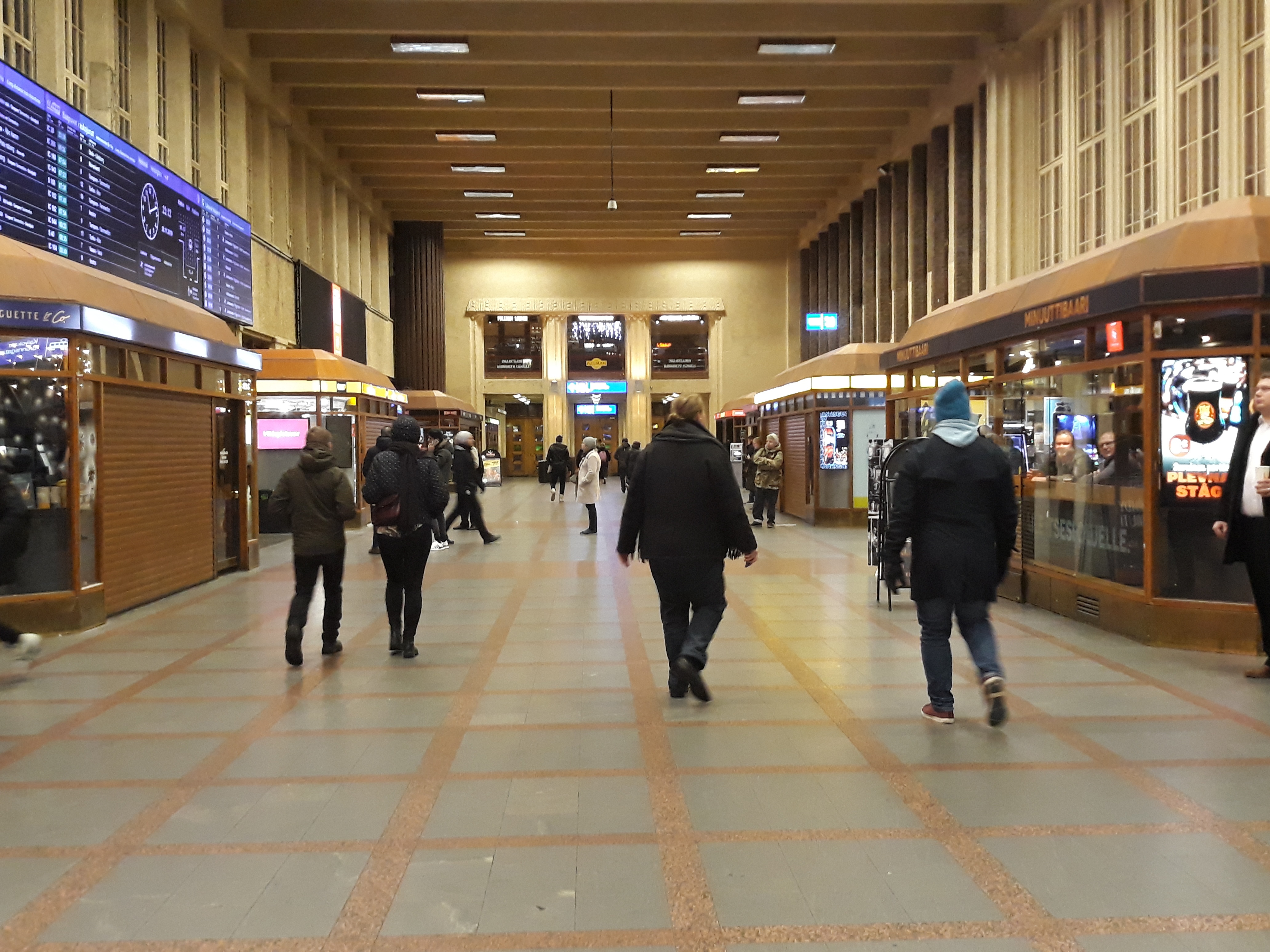 Kaivokatu 1. Vironniemen päiväkodin lapsia ja aikuisia pohjoisen puoleisessa asemahallissa tutustumiskäynnillään Helsingin rautatieasemaan. rephoto