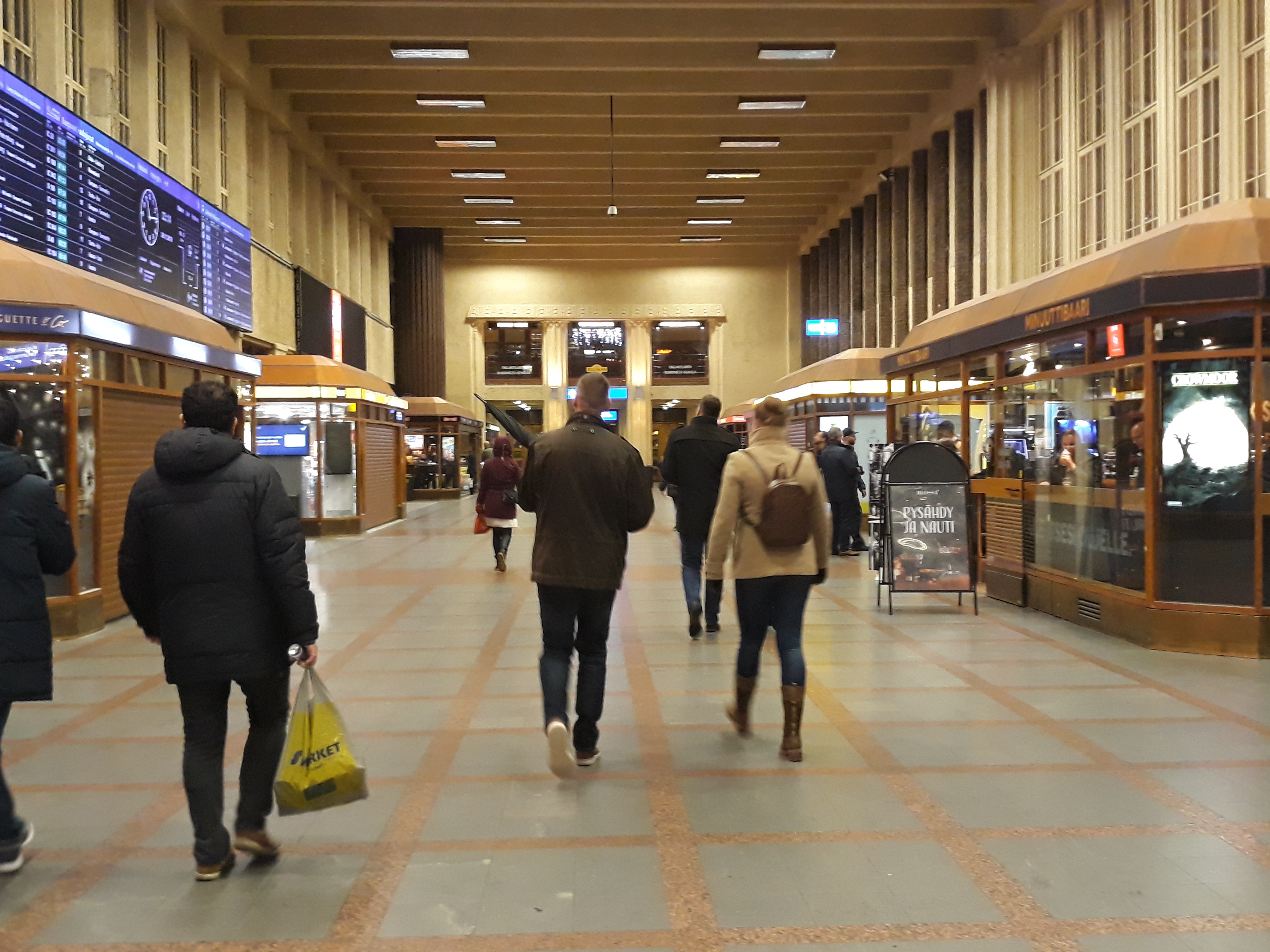 Kaivokatu 1. Vironniemen päiväkodin lapsia ja aikuisia pohjoisen puoleisessa asemahallissa tutustumiskäynnillään Helsingin rautatieasemaan. rephoto