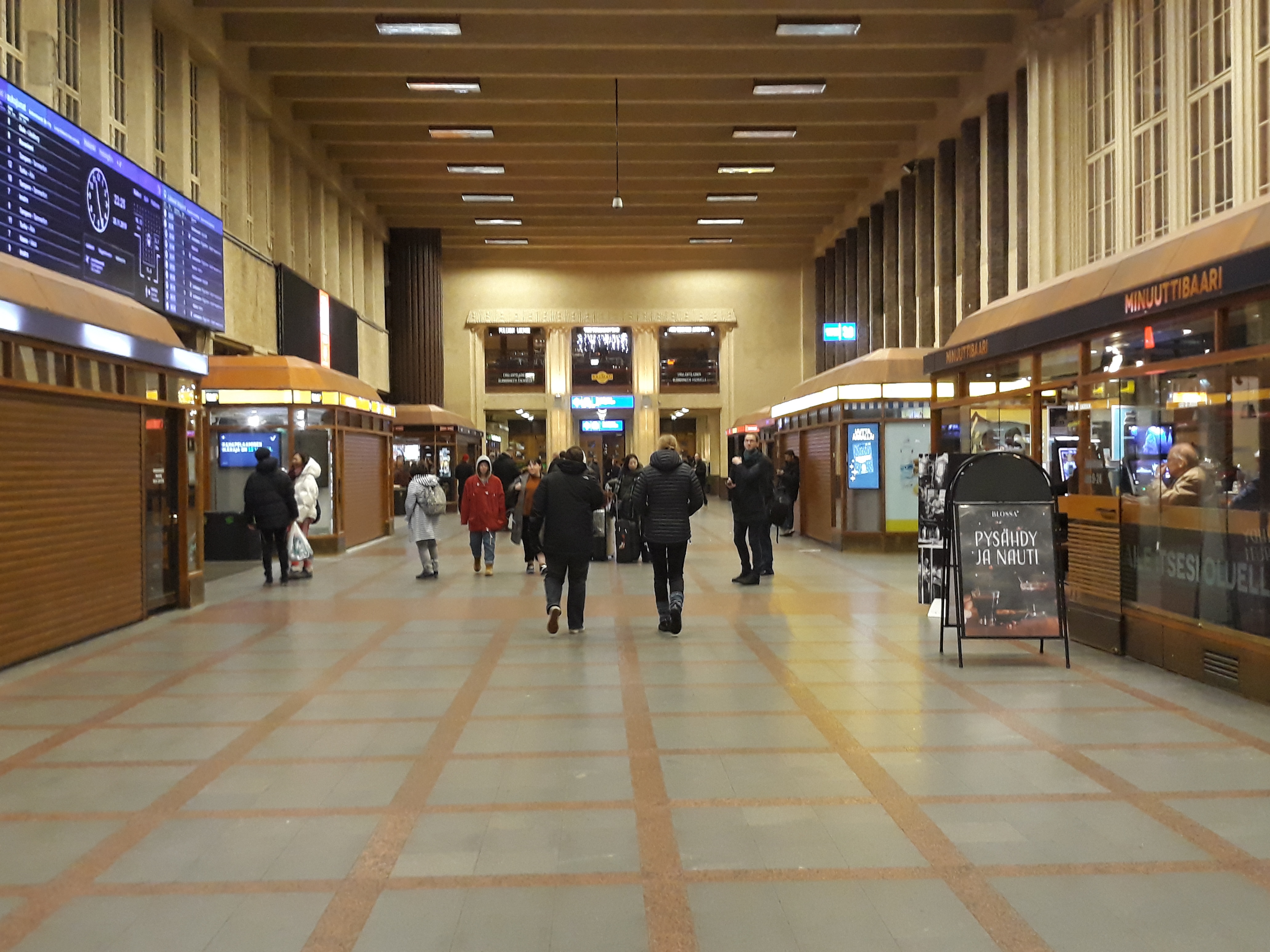 Kaivokatu 1. Vironniemen päiväkodin lapsia ja aikuisia pohjoisen puoleisessa asemahallissa tutustumiskäynnillään Helsingin rautatieasemaan. rephoto