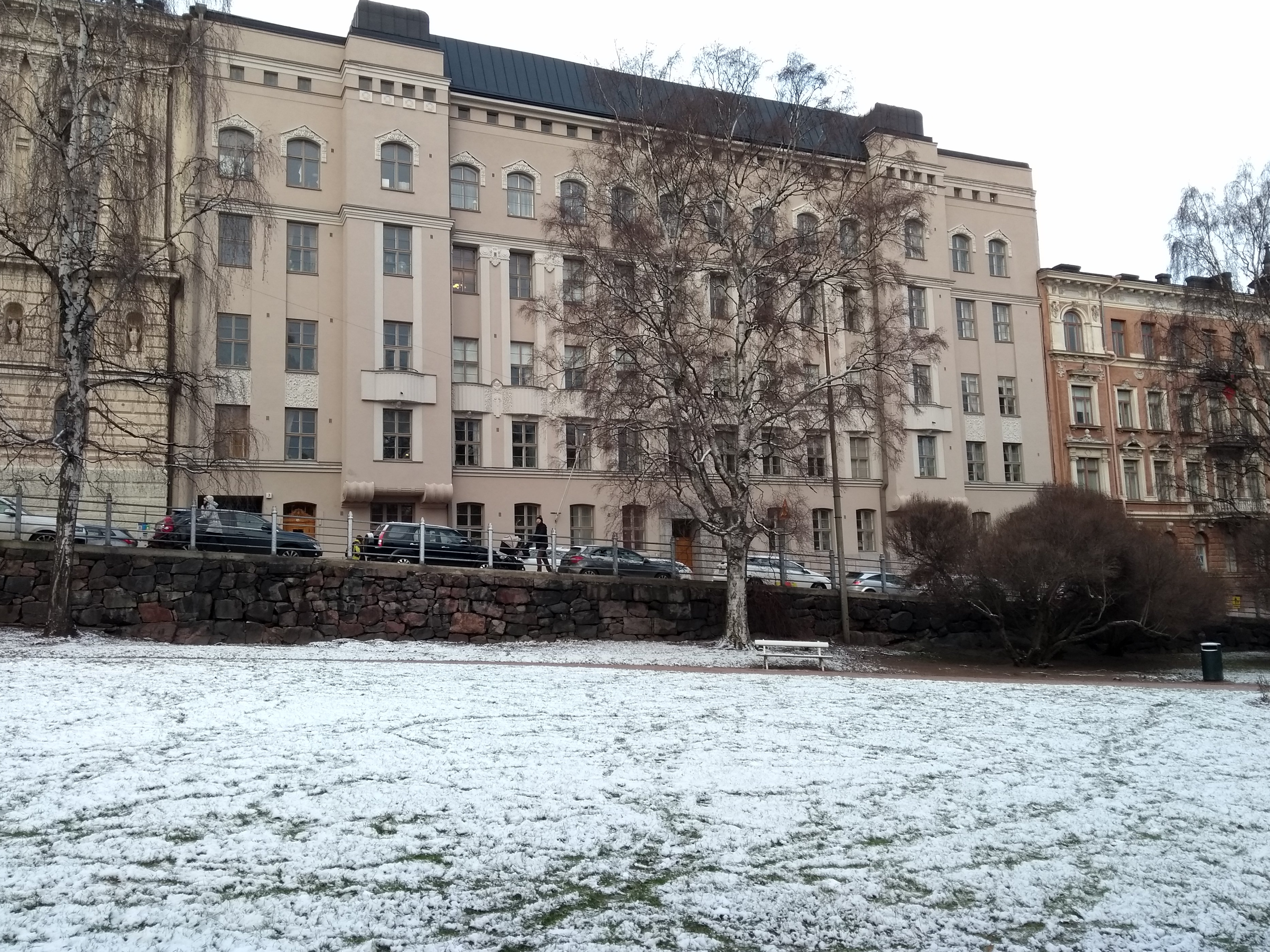 Istutustöitä Katajanokan puistossa rephoto