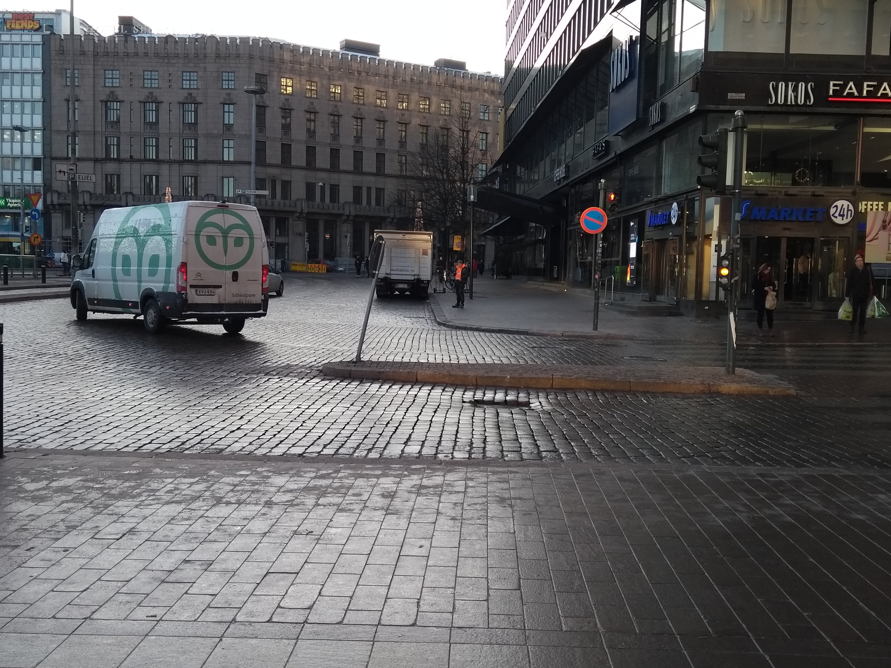 Vuokra-autoasema nykyisellä Asema-aukiolla. (Ns. Hoppapuulaaki eli Ford-merkkisten autojen taksiyhtiö perustettiin v. 1924.) rephoto