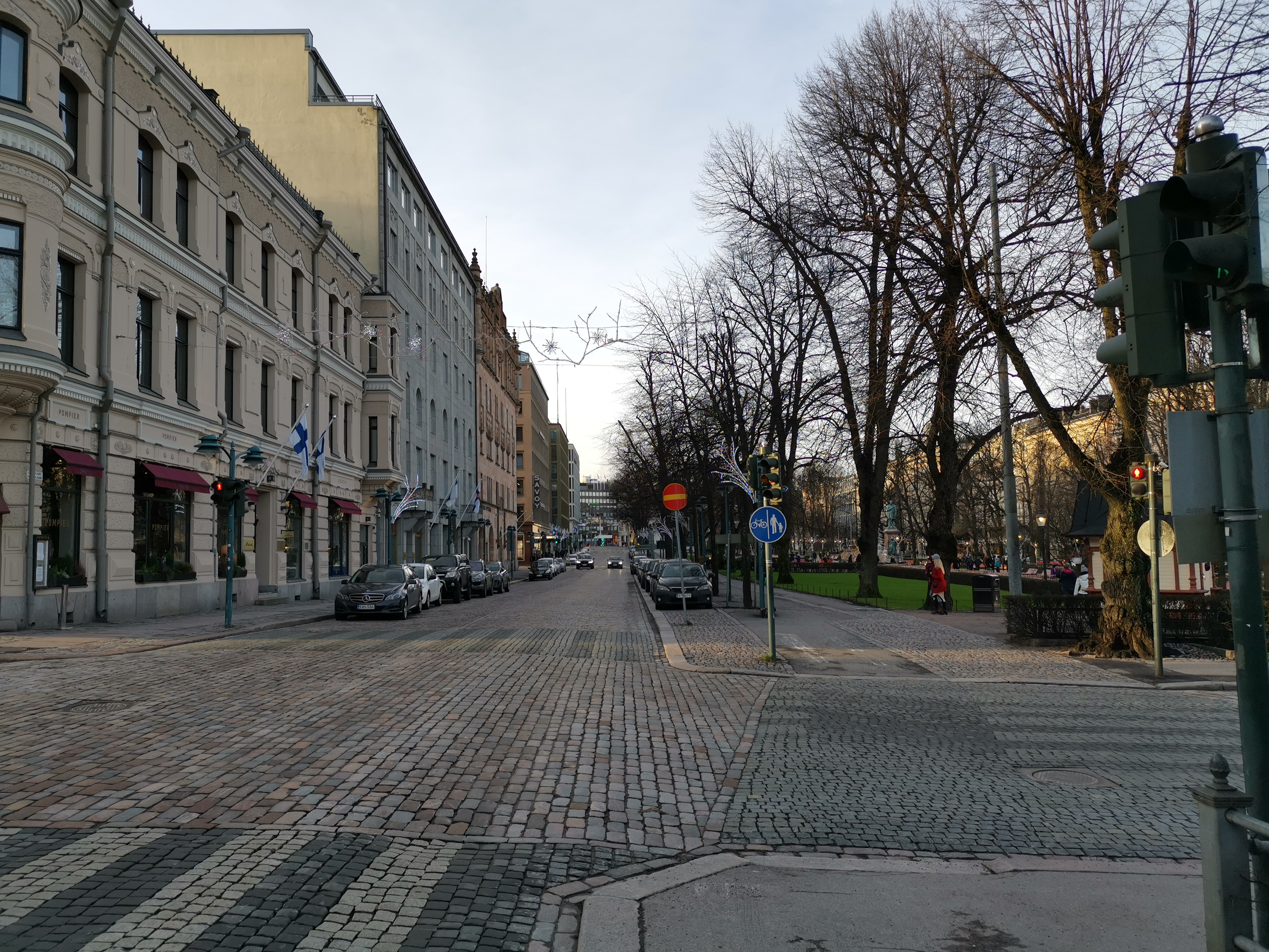 Eteläesplanadia Fabianinkadulta Erottajan suuntaan kuvattuna. Etualalla Fabianinkatu 10. ja Eteläesplanadi 8. erkkeri (Kiseleff & Heikel). rephoto