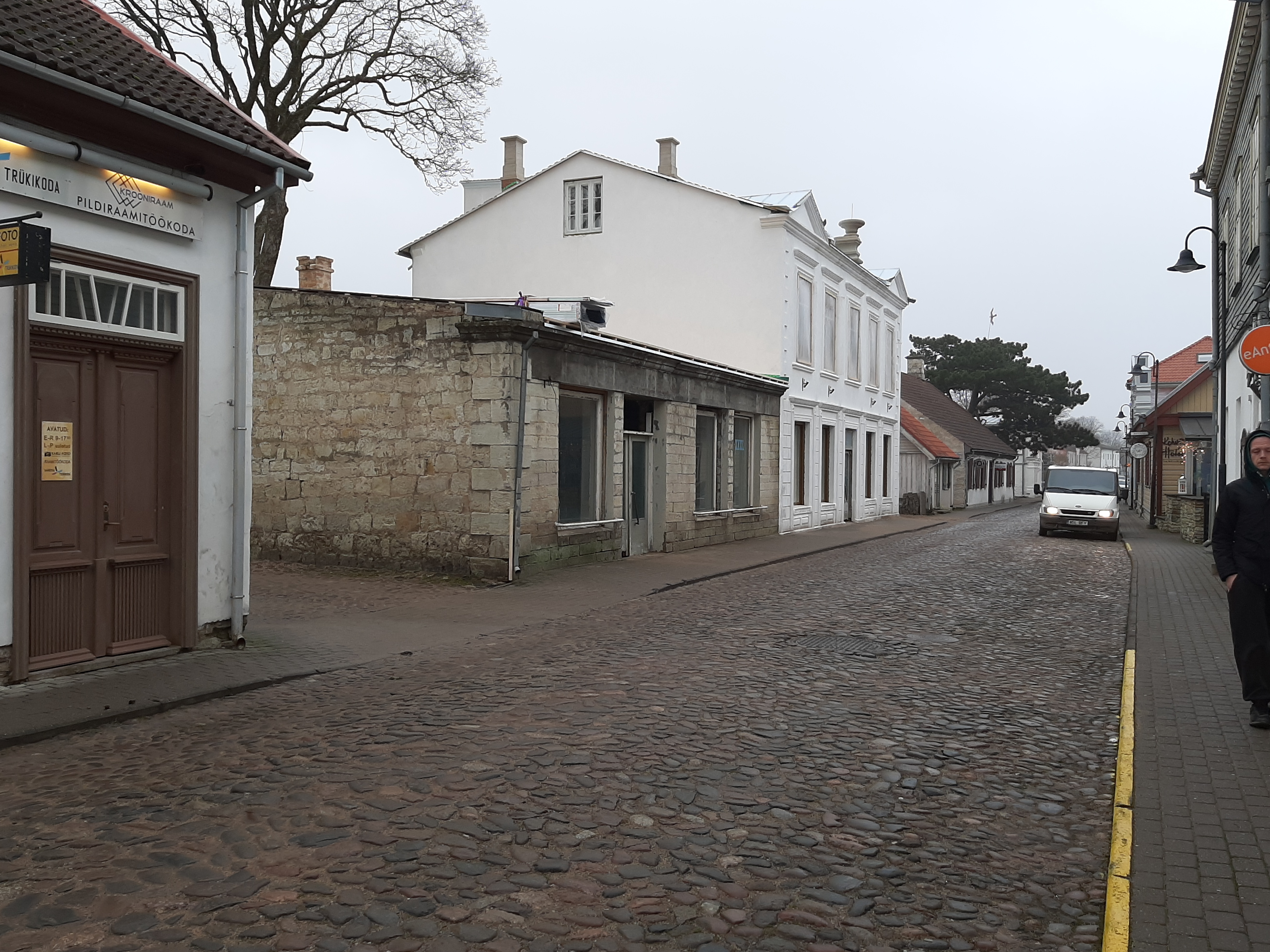 Kuressaare  - vaade Kauba tänavale, esiplaanil Scwallbaci kaubamaja. rephoto