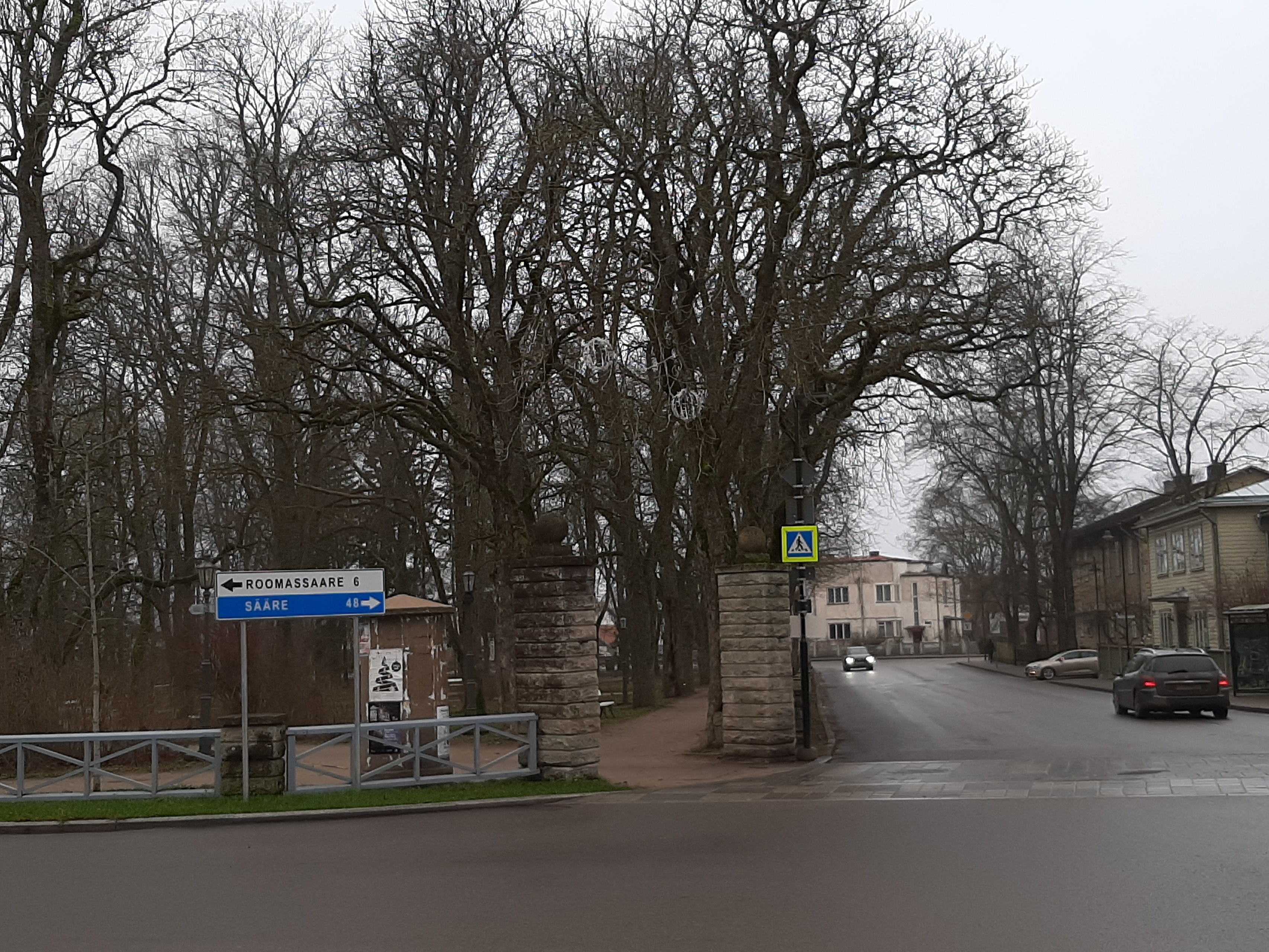 Kuressaare pargi nurk õitsvate hobukastanitega Pargi ja Lossi tänavate ristumiskohas rephoto