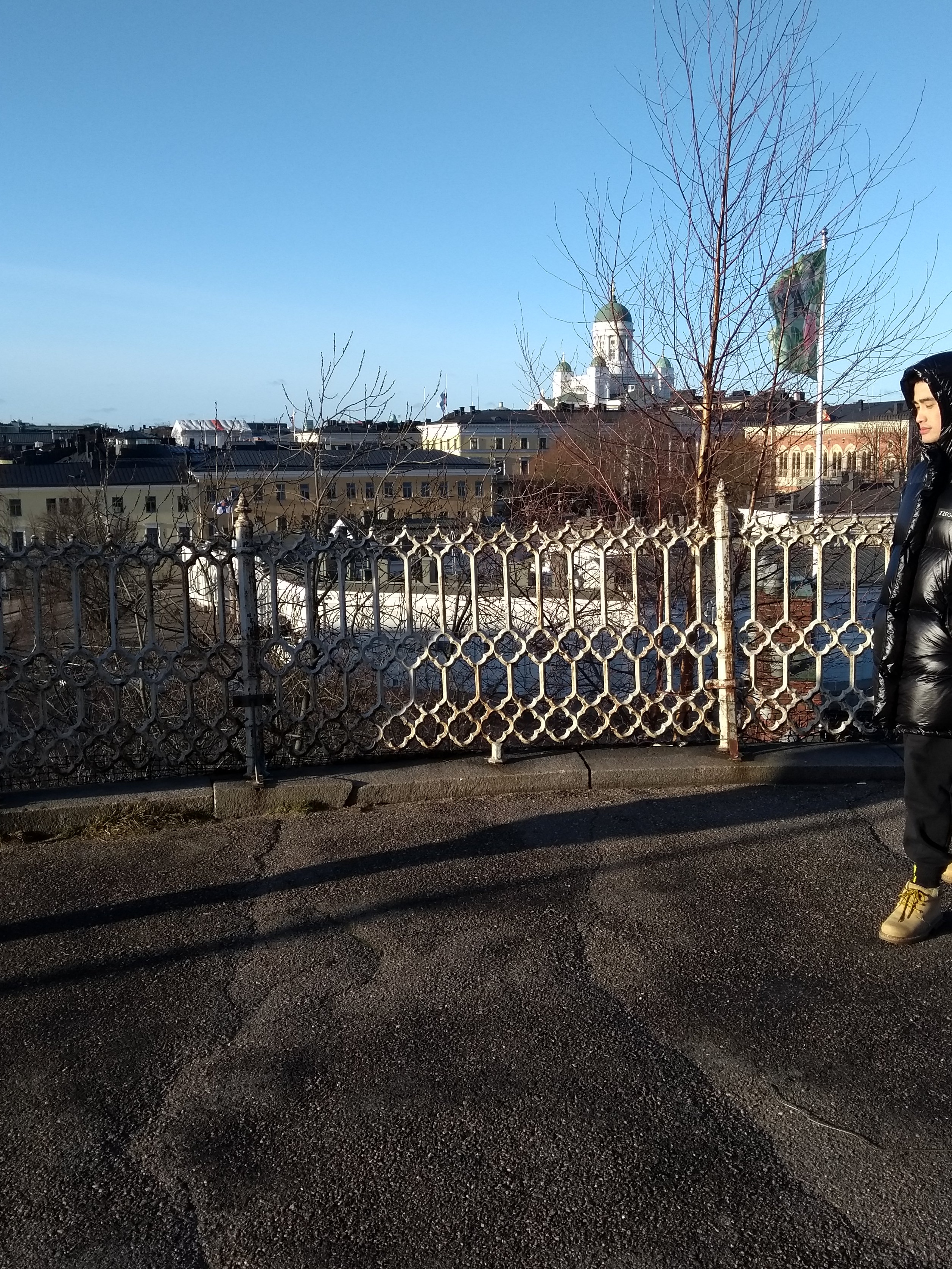 Näkymä Katajanokalta Uspenskln katedraalin terassilta Kruununhakaan kohti Valtioneuvostonlinnaa, Ritarihuonetta ja Tuomiokirkkoa. rephoto