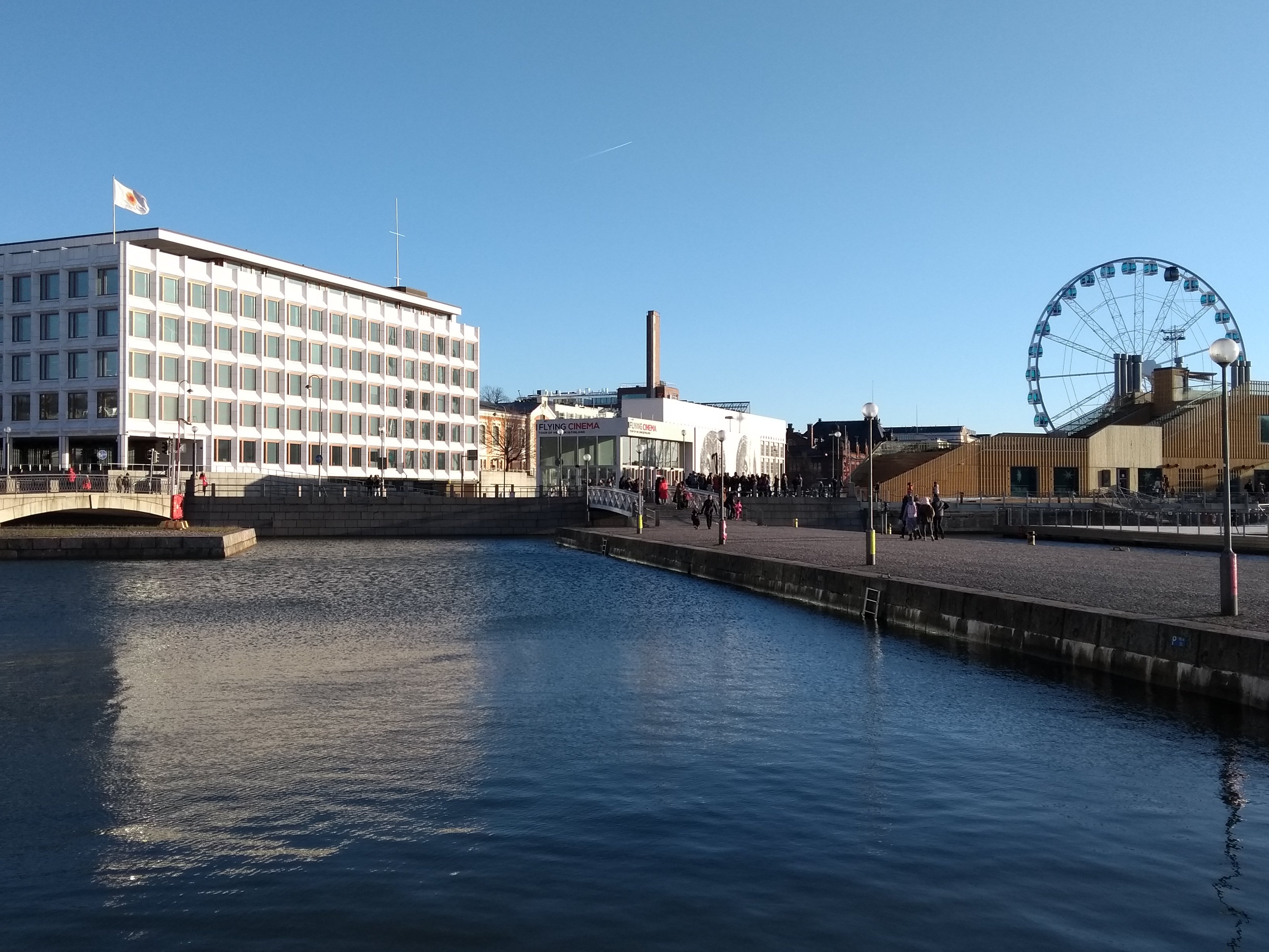 Taiteilija Tommi Toijan Bad Bad Boy -veistos Kauppatorin rannassa. Veistos oli osa Amos Andersonin taidemuseossa järjestettyä Toijan näyttelyä ja Helsingin juhlaviikkoja. rephoto