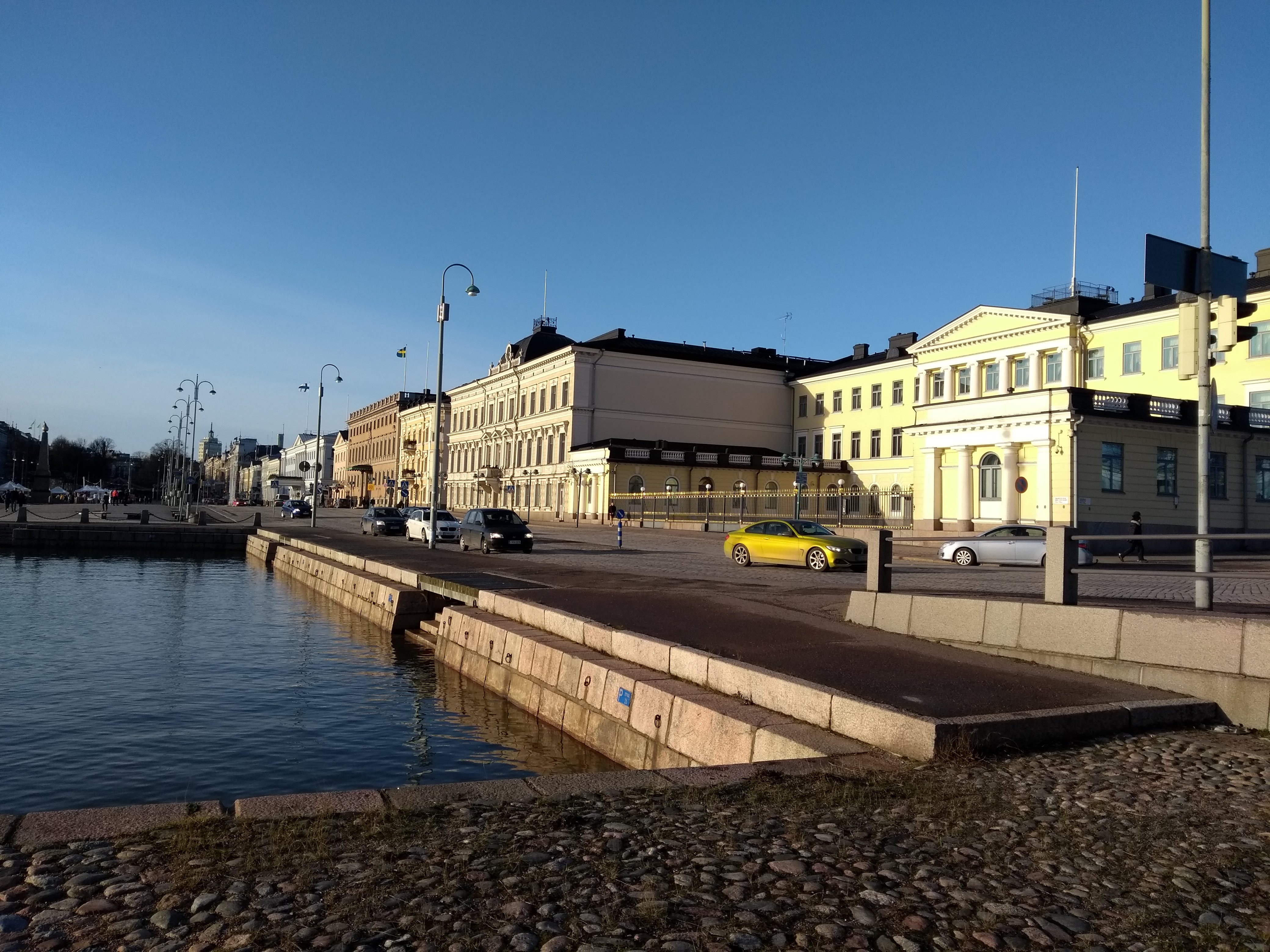 Pohjoisesplanadi 1, 3, 5, 7, 9, 11-13. Linnanaltaalla onkivia poikia ja Kauppatori tyhjänä. rephoto