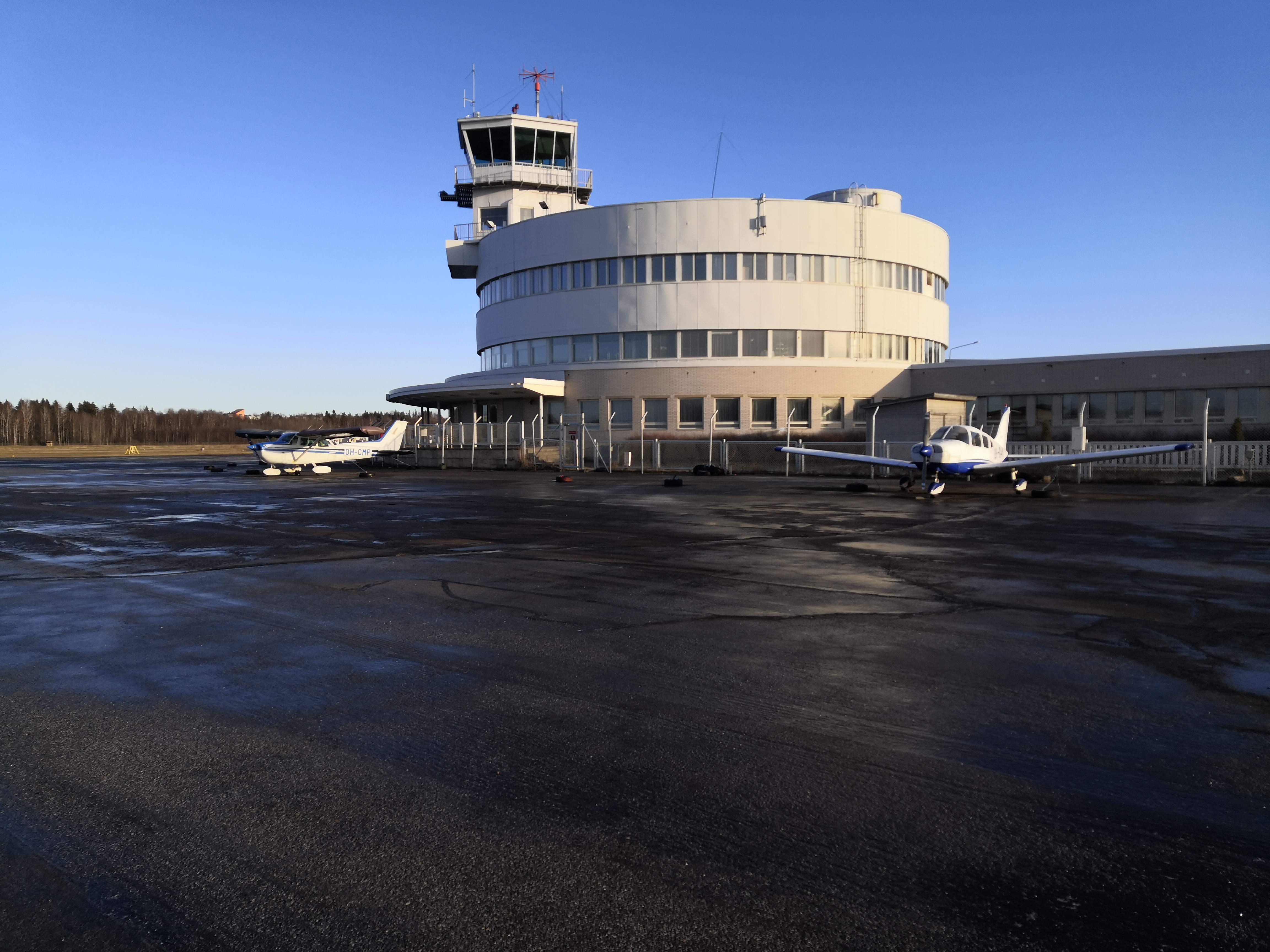 Mikroautojen kisa Malmin lentokentällä. Väkijoukon takana näkyy Malmin kentän lentoasema. rephoto