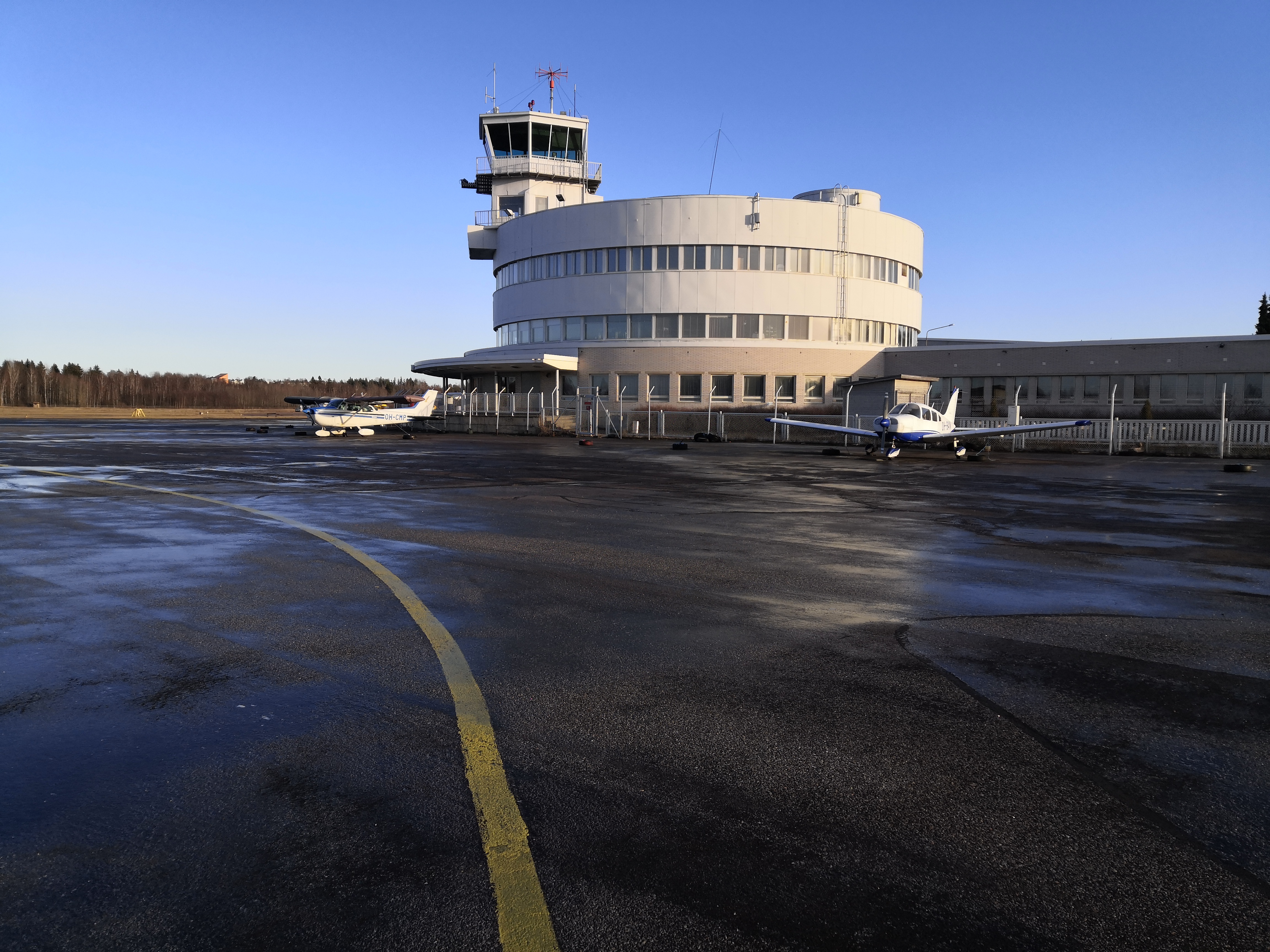 Mikroautojen kisa Malmin lentokentällä. Väkijoukon takana näkyy Malmin kentän lentoasema. rephoto