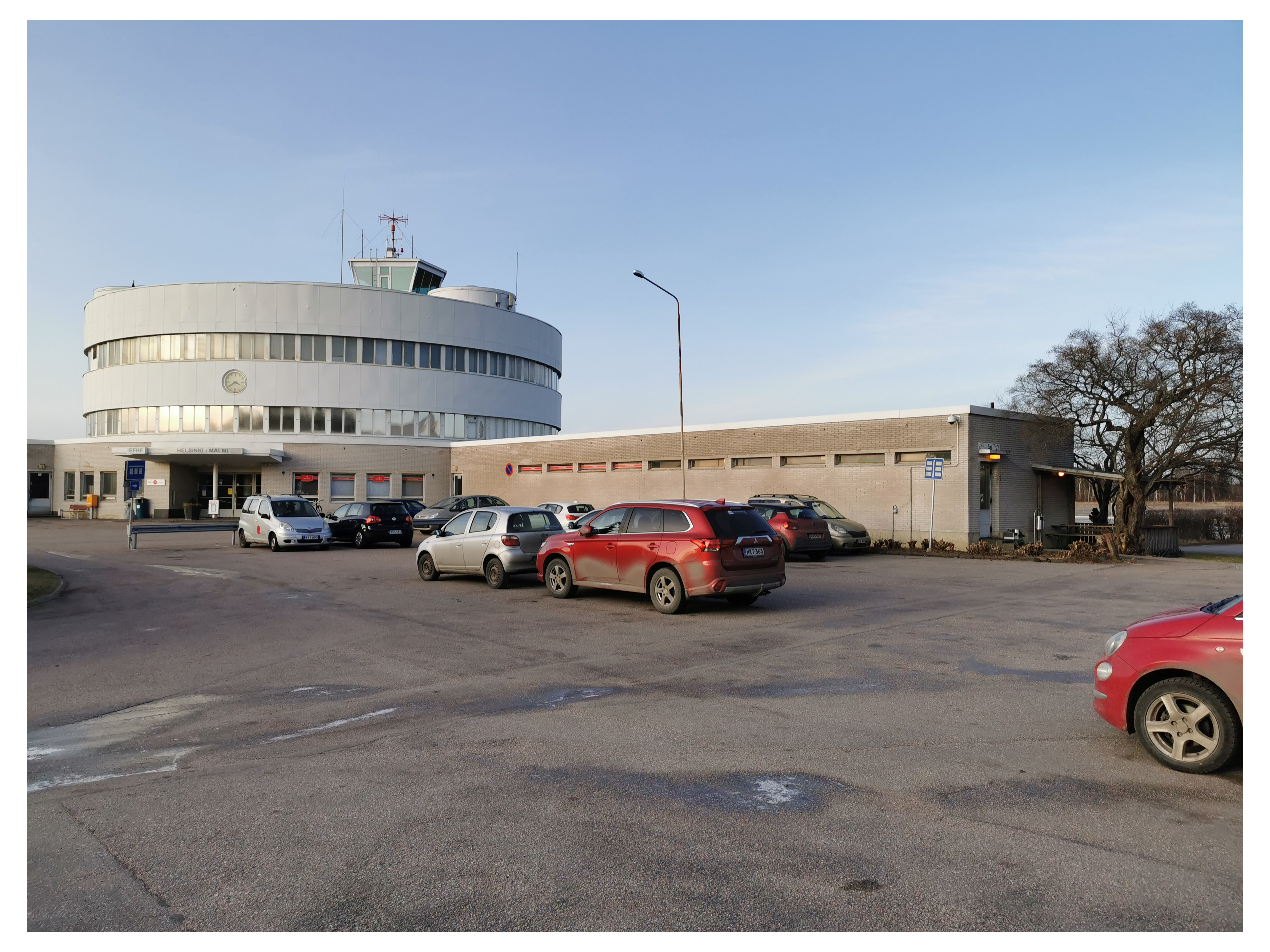 Helsinki-Malmin lentoasema. Vuonna 1938 valmistunut terminaalirakennus sekä parkkipaikka. rephoto