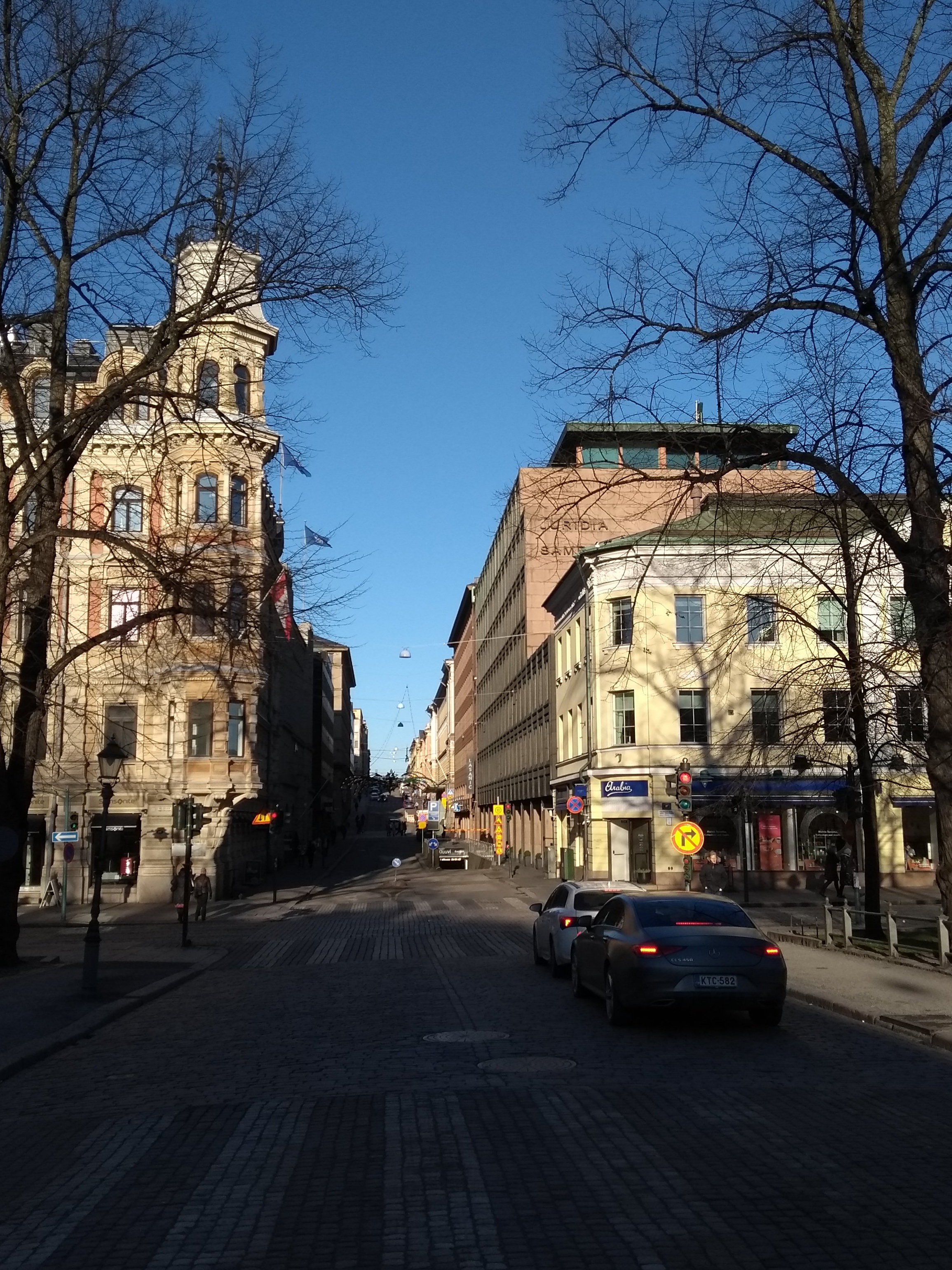 Näkymä Fabianinkadulle, vossikoita ja jalankulkijoita kadulla, oikeassa reunassa Esplanadin puisto rephoto