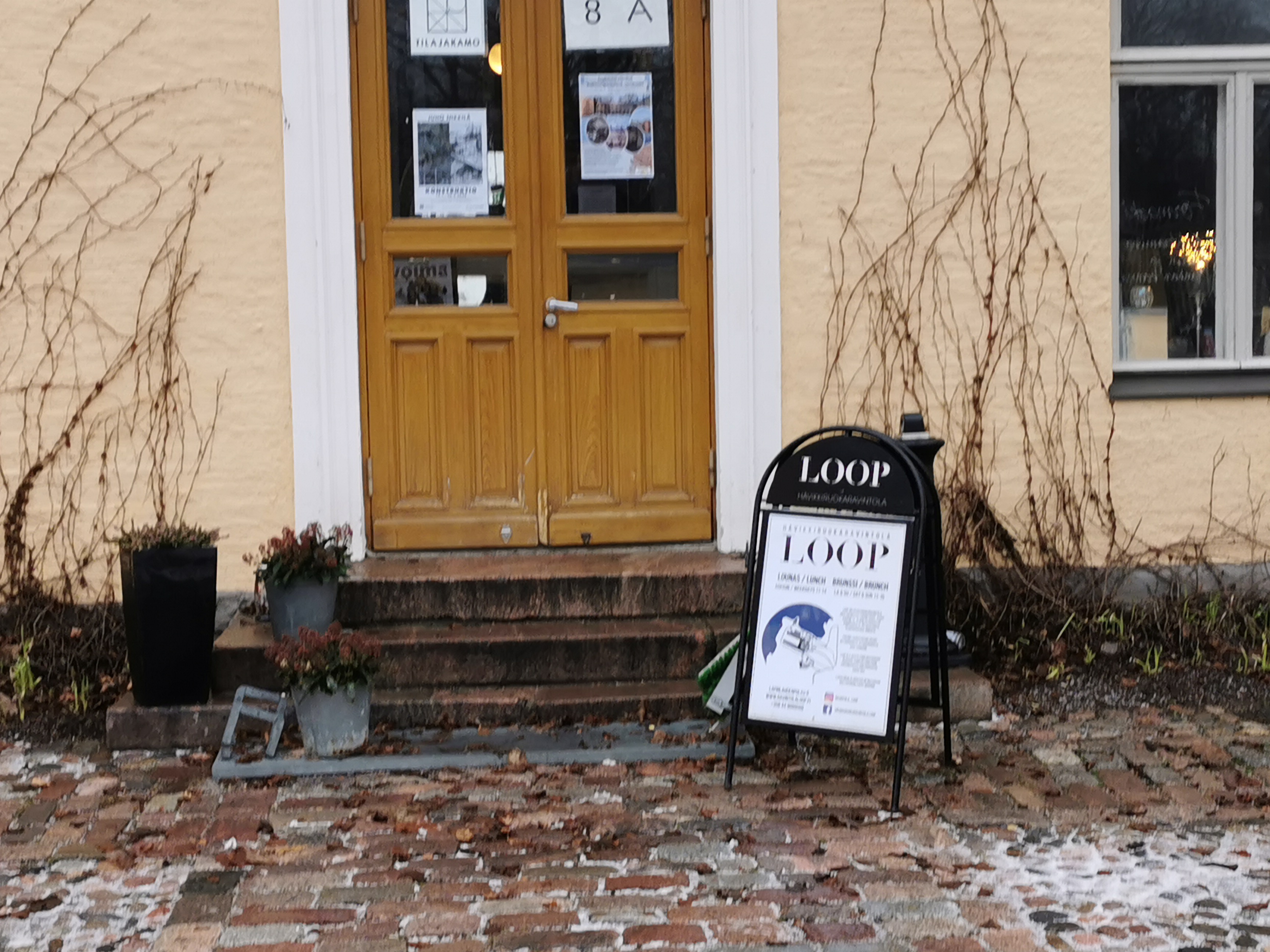 Lapinlahden sairaalan henkilökuntaa kuvattuna sairaalan portailla. Lapinlahden sairaala on Suomen ensimmäinen mielisairaalakäyttöön valmistunut sairaala. Lapinlahden sairaalatoiminta päättyi lopullisesti 19. joulukuuta 2008. rephoto
