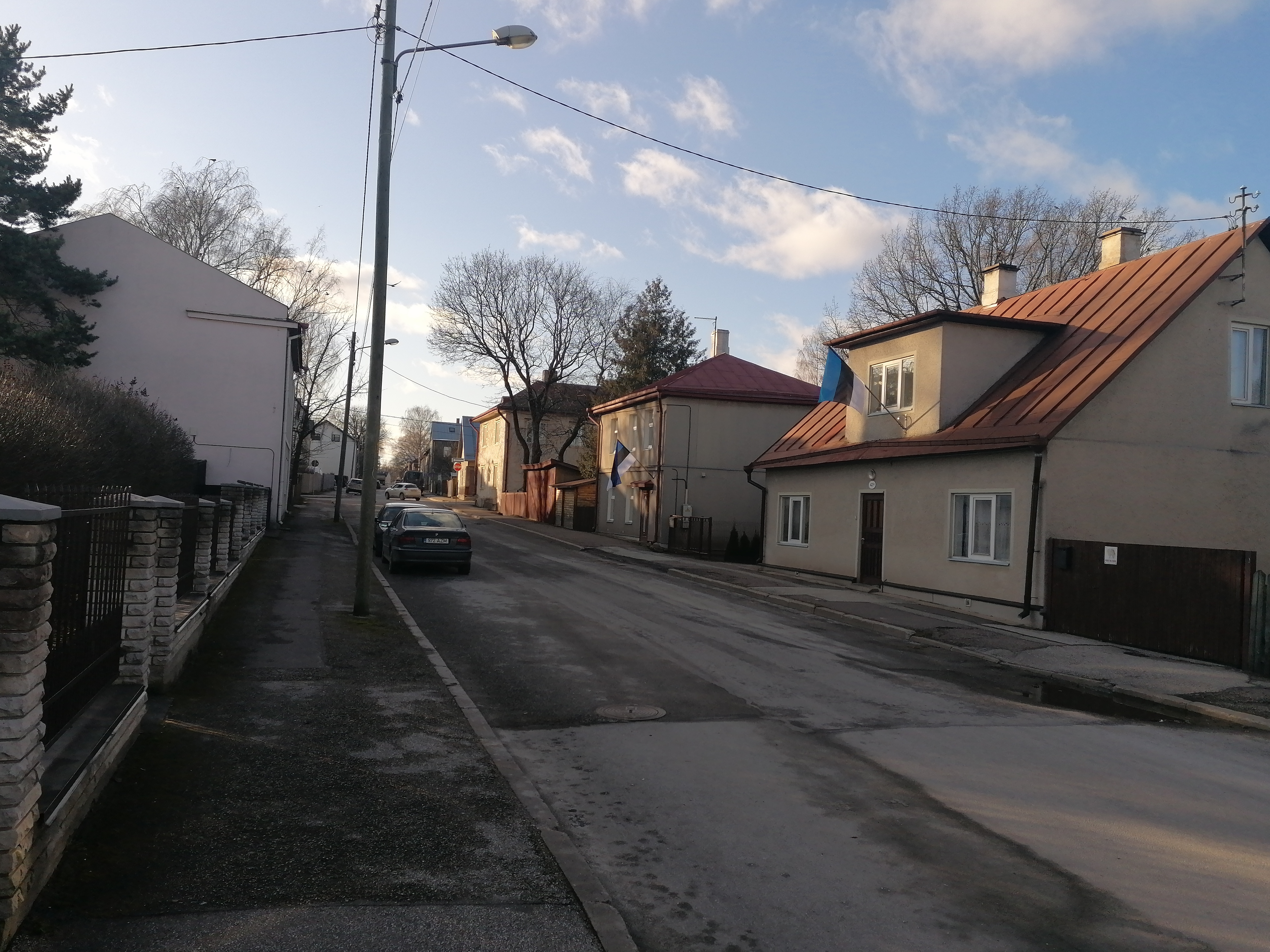 Vaade piki Vaba tänavat (vaade Raua ja Vaba t nurgalt Võru t suunas). Tartu, 1990. Foto: Harri Duglas. rephoto