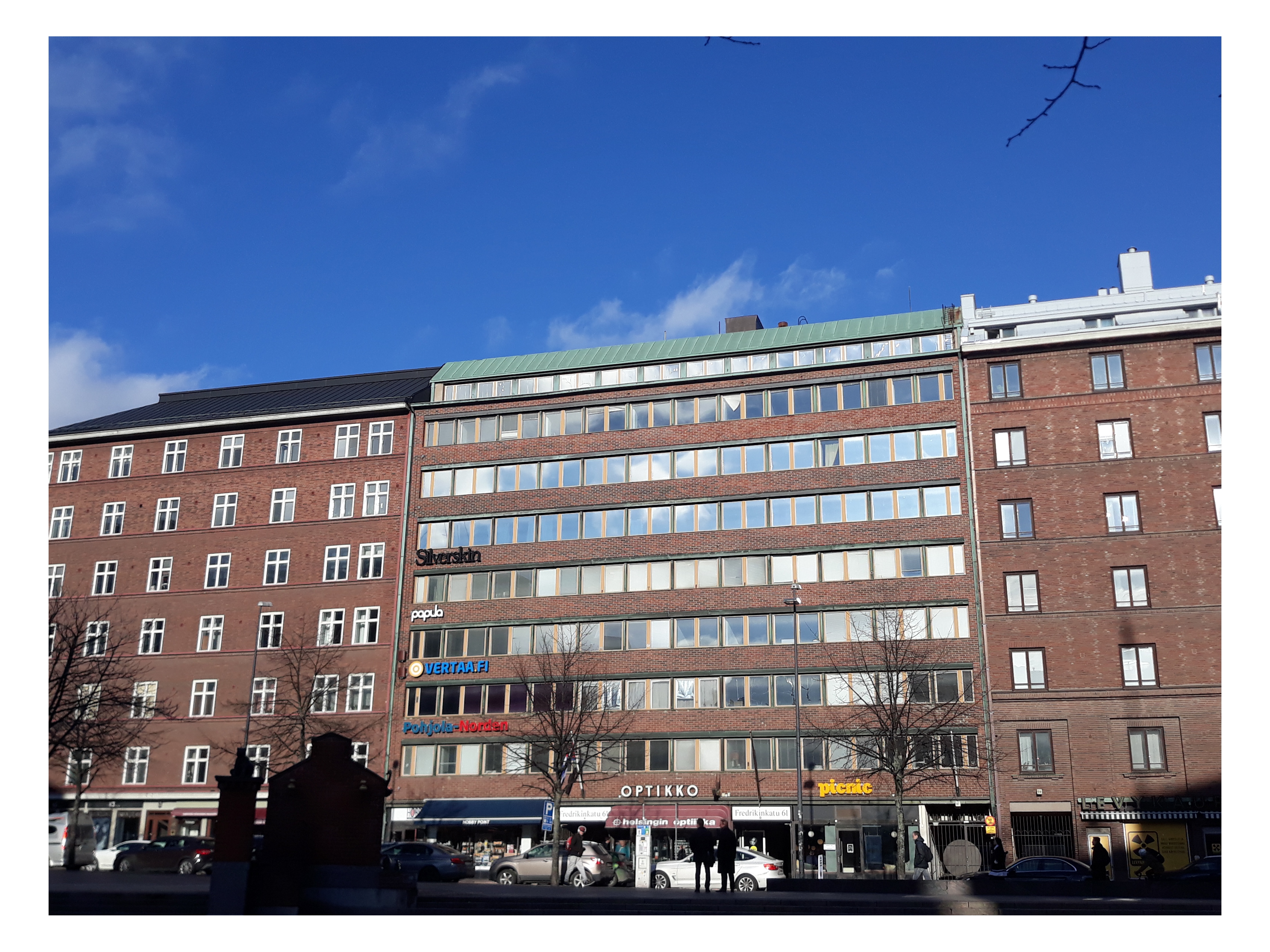 Fredrikinkatu 61. Suunnittelijat Rauno Raunio, Leena ja Kalle Niukkanen, 1958. Vieressä oikealla Fredrikinkatu 59. Vasemmalla Fredrikinkatu 63. Kuva otettu Kampin torilta. City-inventointi. rephoto