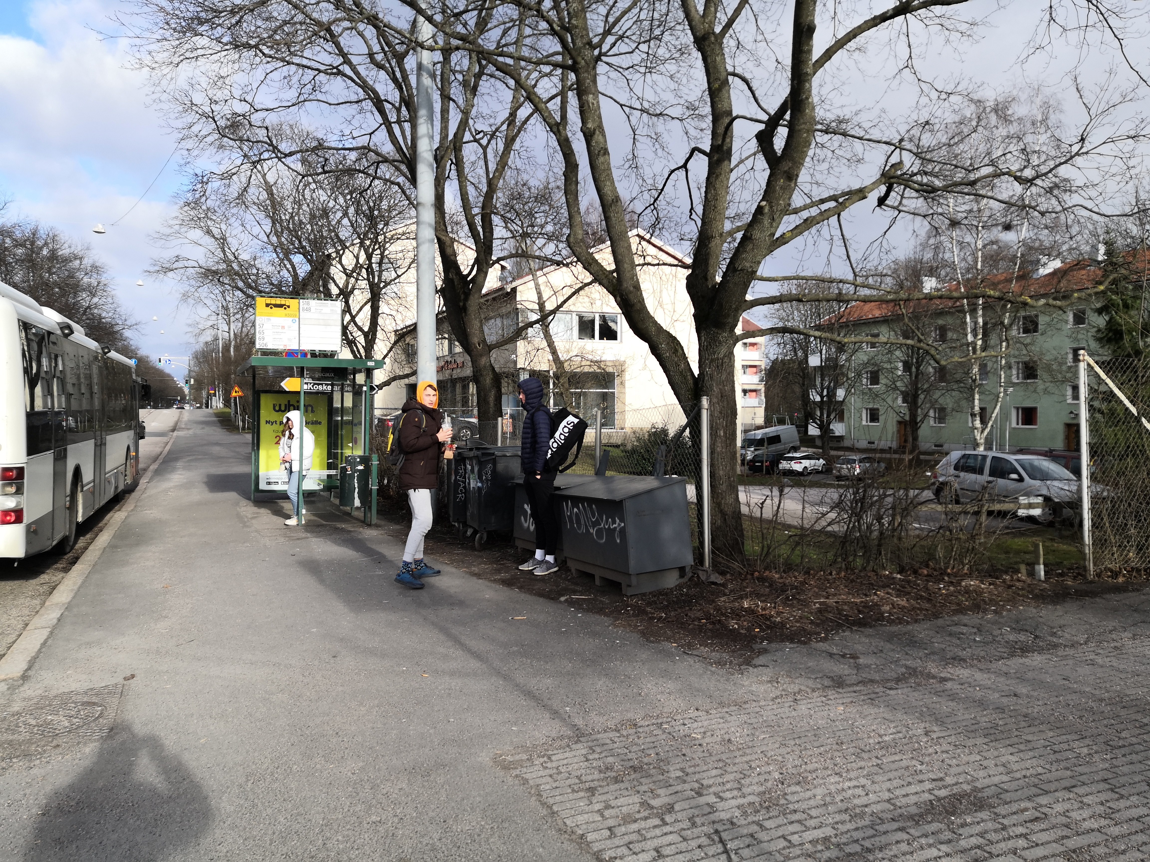Helsingin olympialaiset 1952. Lipputankojen pystytys Käpylän Kisakylän portilla.Taustalla Koskelantie 7-9. rephoto