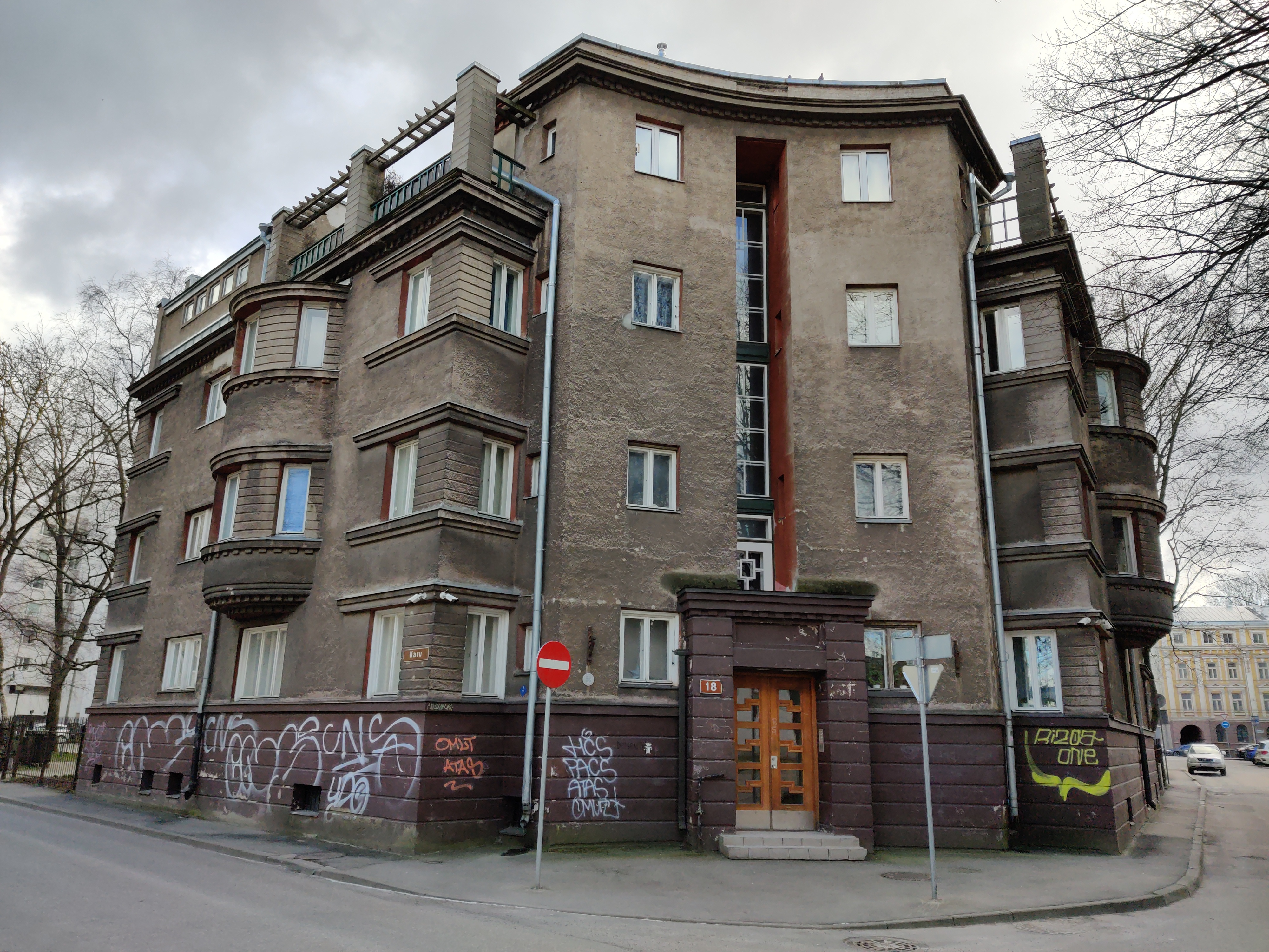 Elamu Tallinnas Karu tn, vaade hoonele nurgalt. Arhitekt Karl Burman rephoto