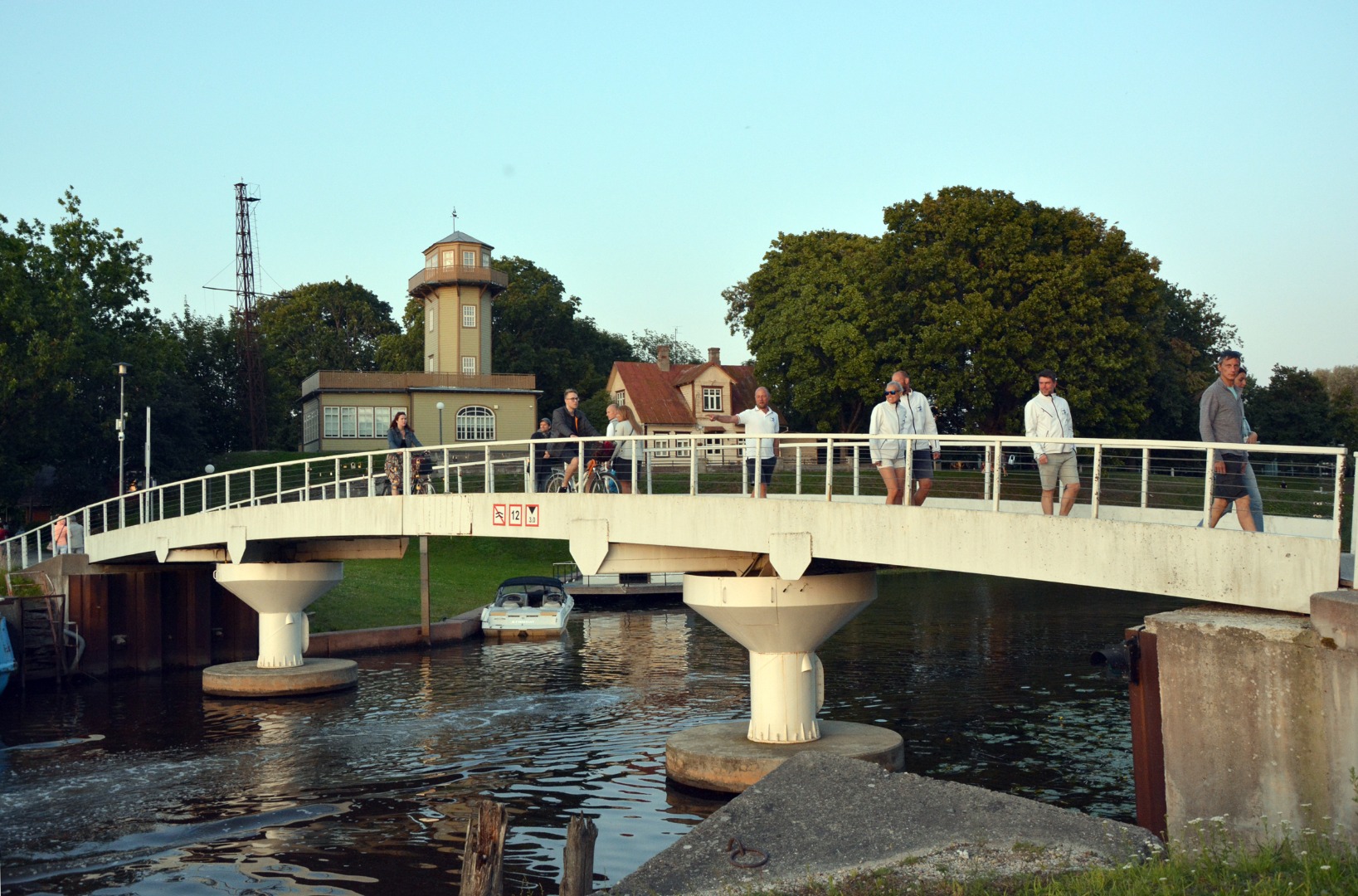 Foto-postkaart, Vaade Pärnus Vallikraavi suudmele ja puust jalakäijate sillale üle vallikraavi suudme. rephoto