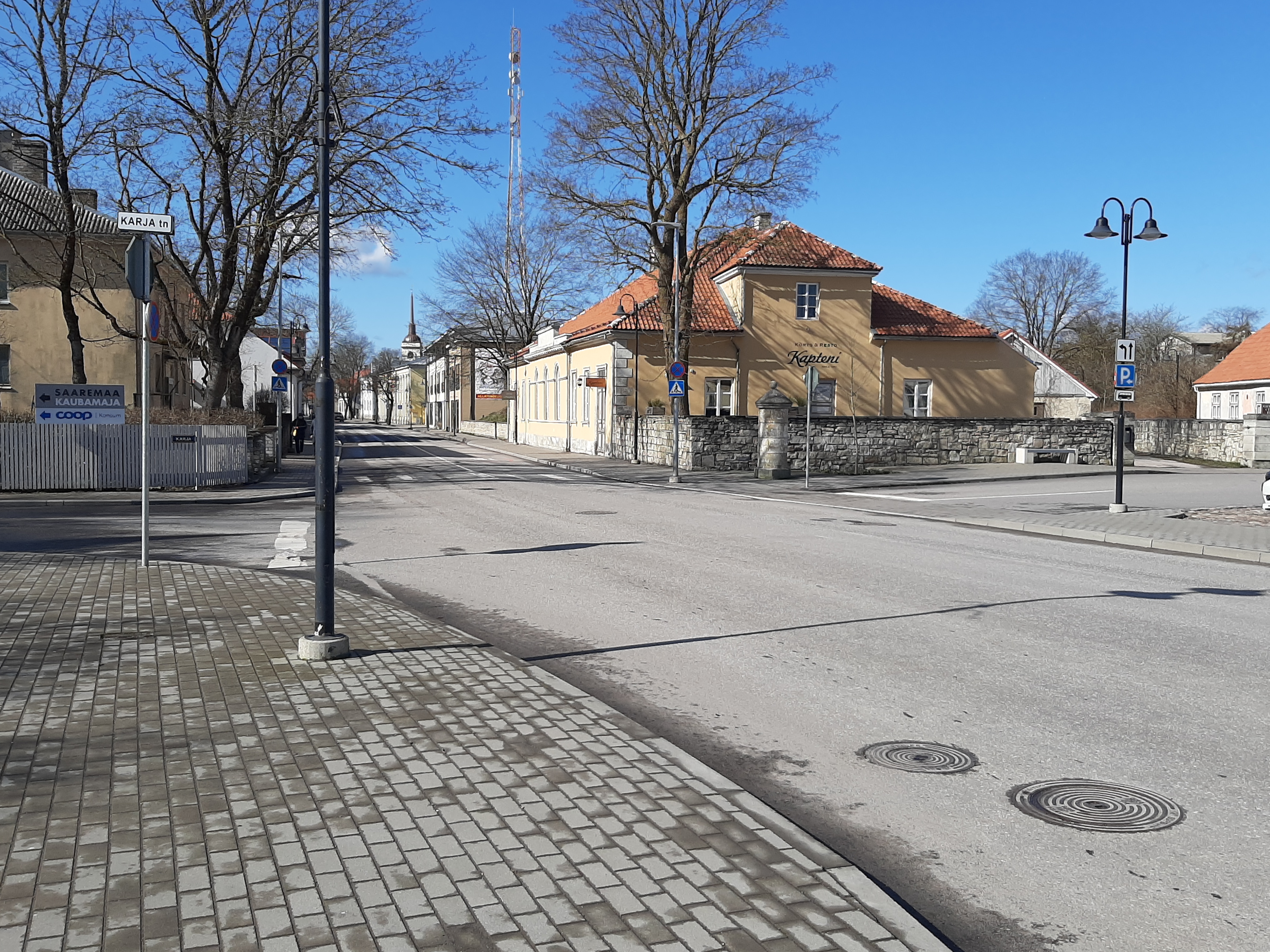 Matuserong Kuressaares Tallinna tänaval, taamal hoone Tallinna 21 rephoto