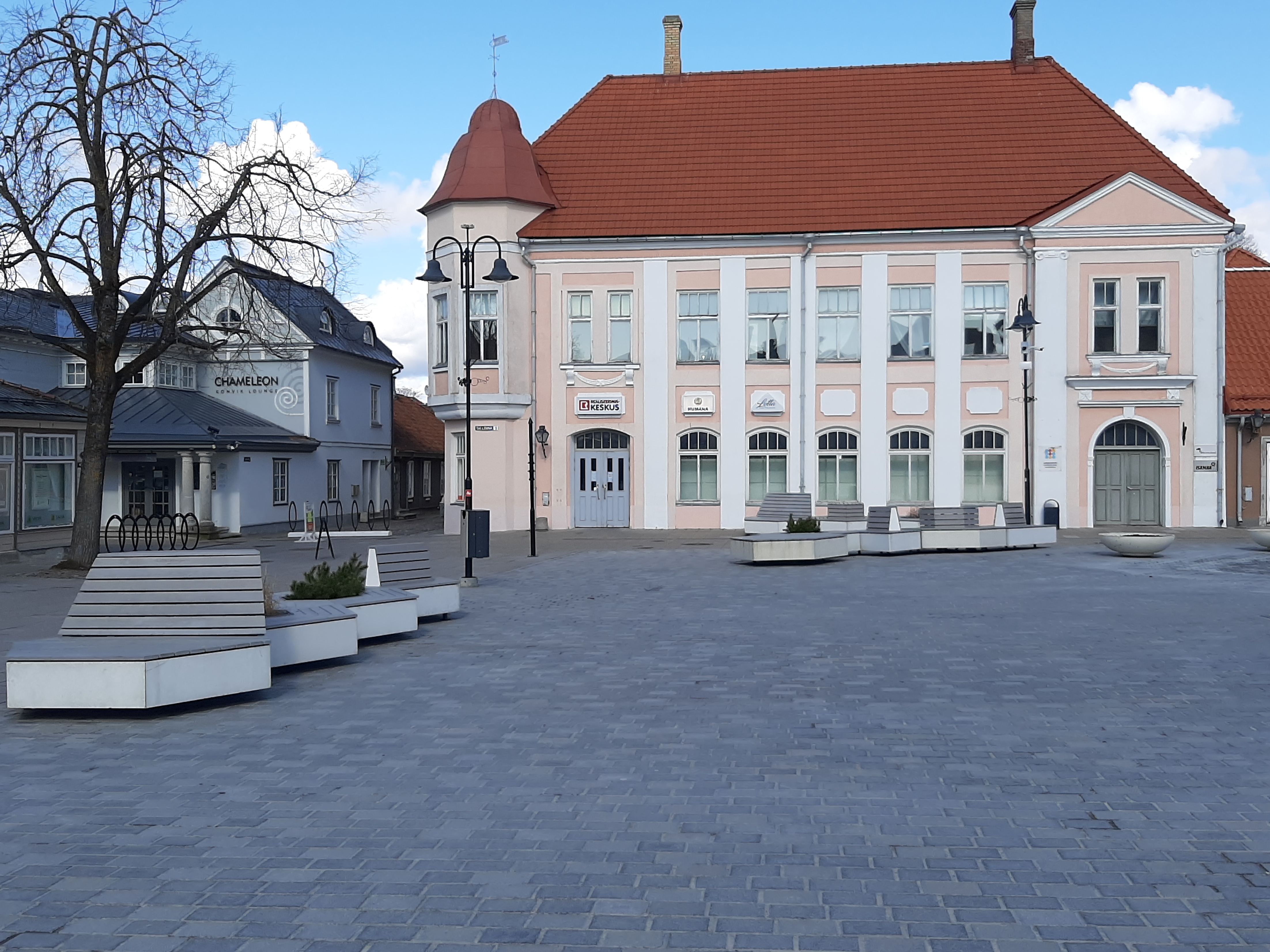 Kuressaare, Tallinna 1 hoone varemetes, turuplatis ülesrivistatud sõjaväelased rephoto