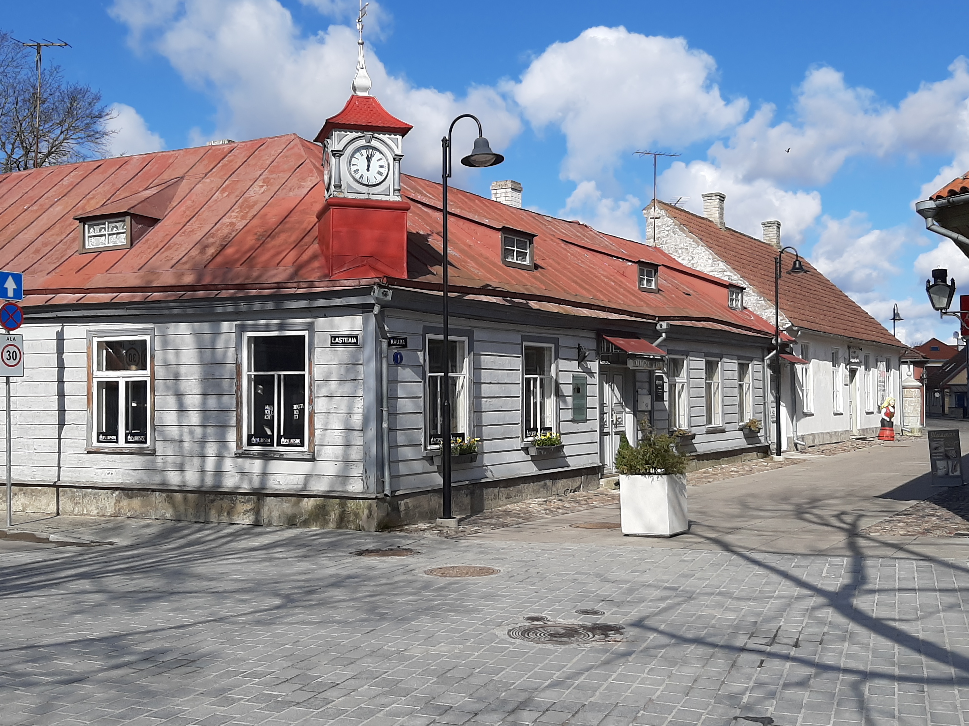 Kingissepa (Kuressaarre) city center : Lastreaia and 1 May street corner rephoto