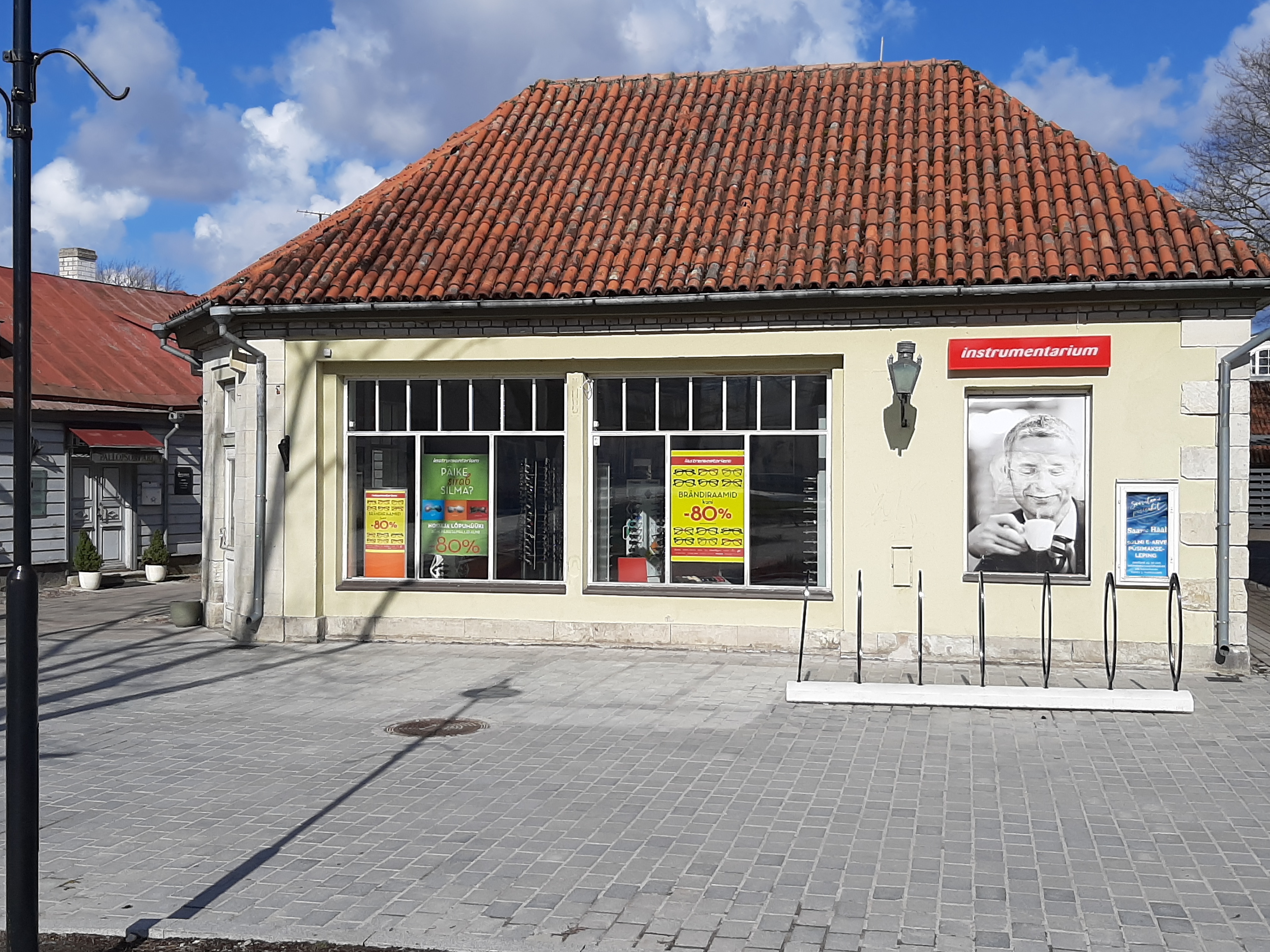 Rahvas Tekla poe ees vaateakent uudistamas rephoto