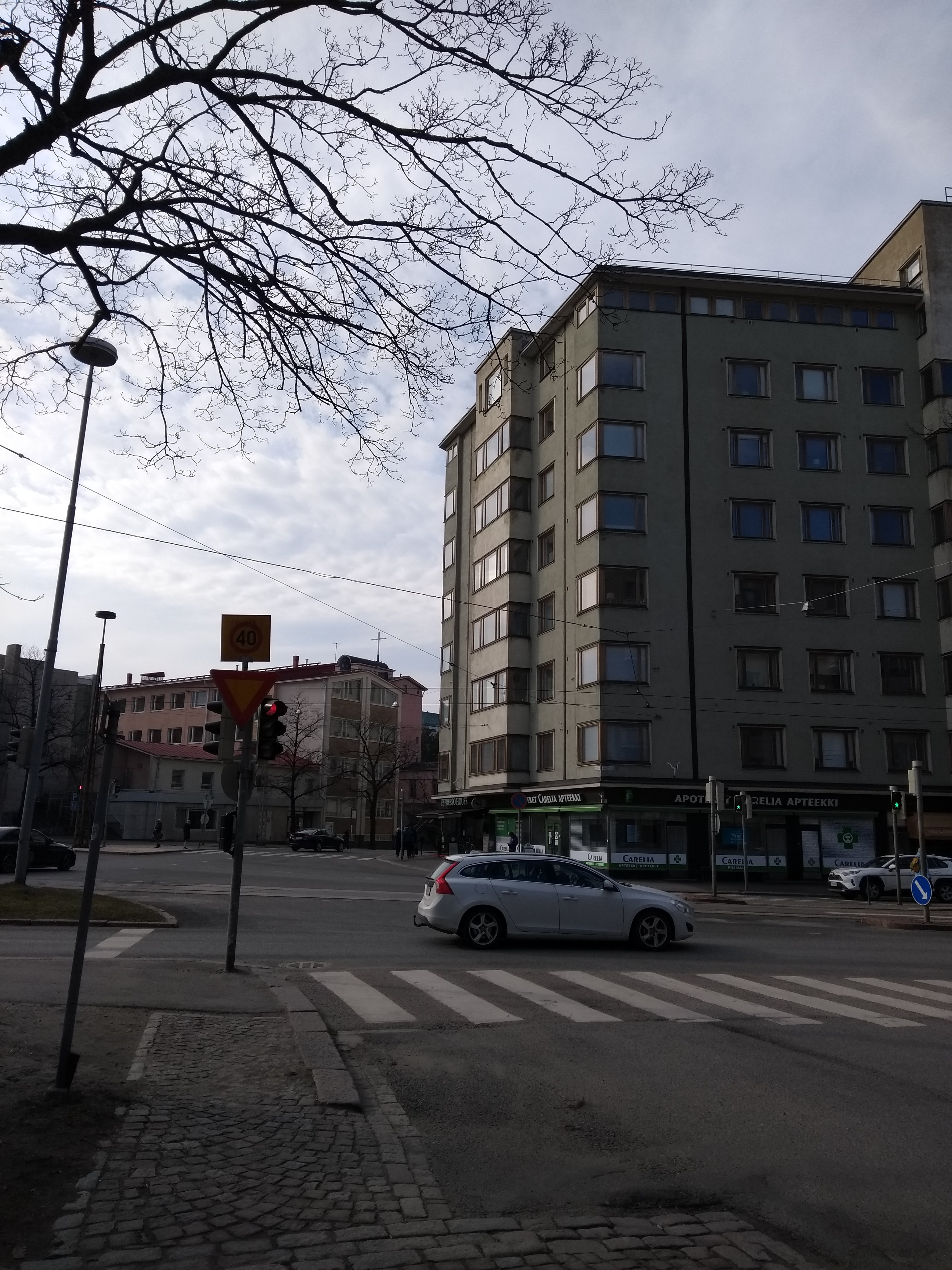 Töölöntori, taustalla Runeberginkatu 46 ja Töölön kirkko. rephoto