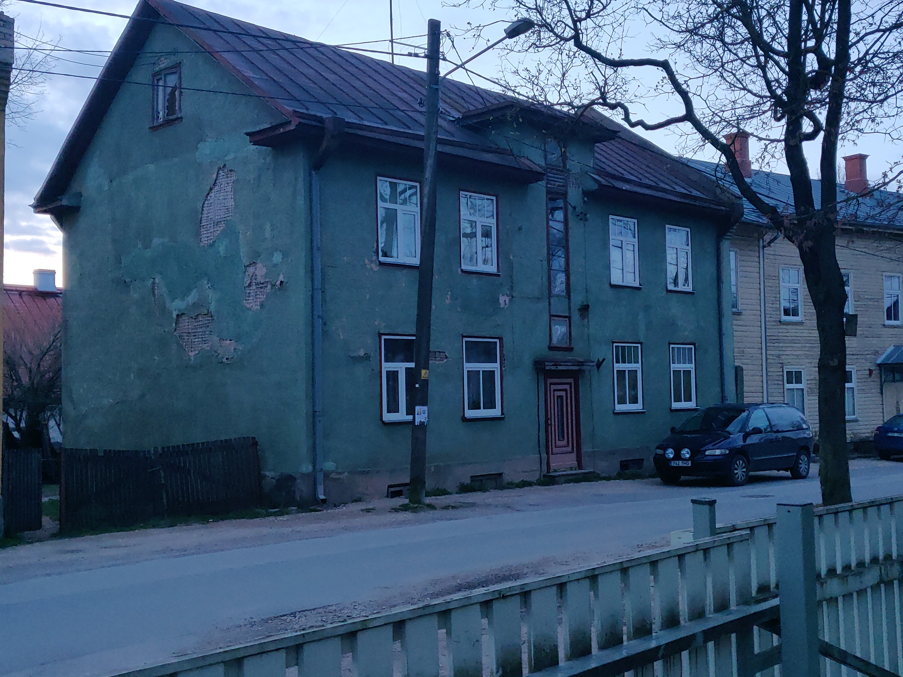 Karlova linnaosa: Salme t 2a; remonditööd (tellingud ja redelid maja juures). Tartu, 1990. rephoto