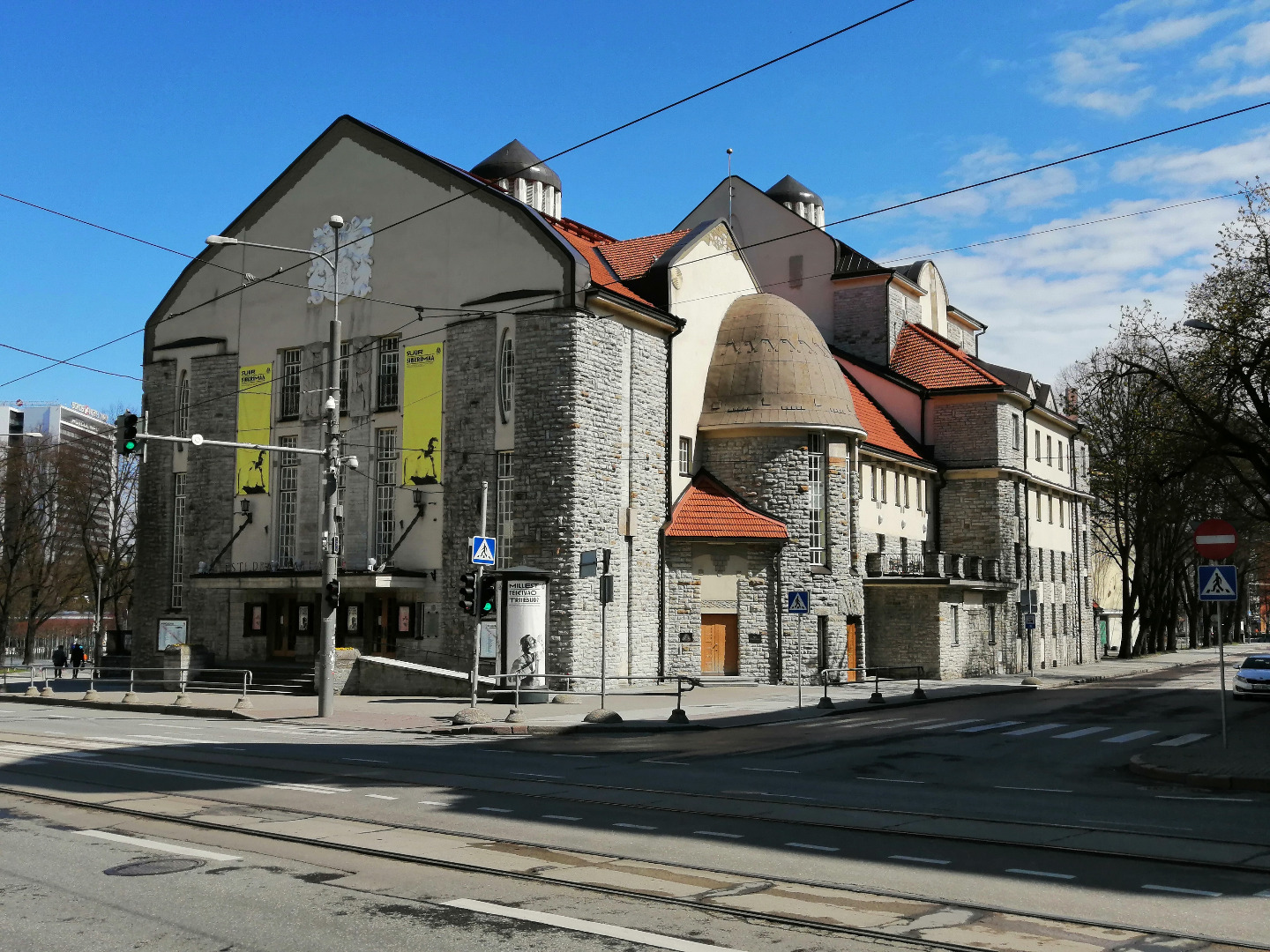 The Drama Theatre building on Pärnu highway, the market store on the left. rephoto