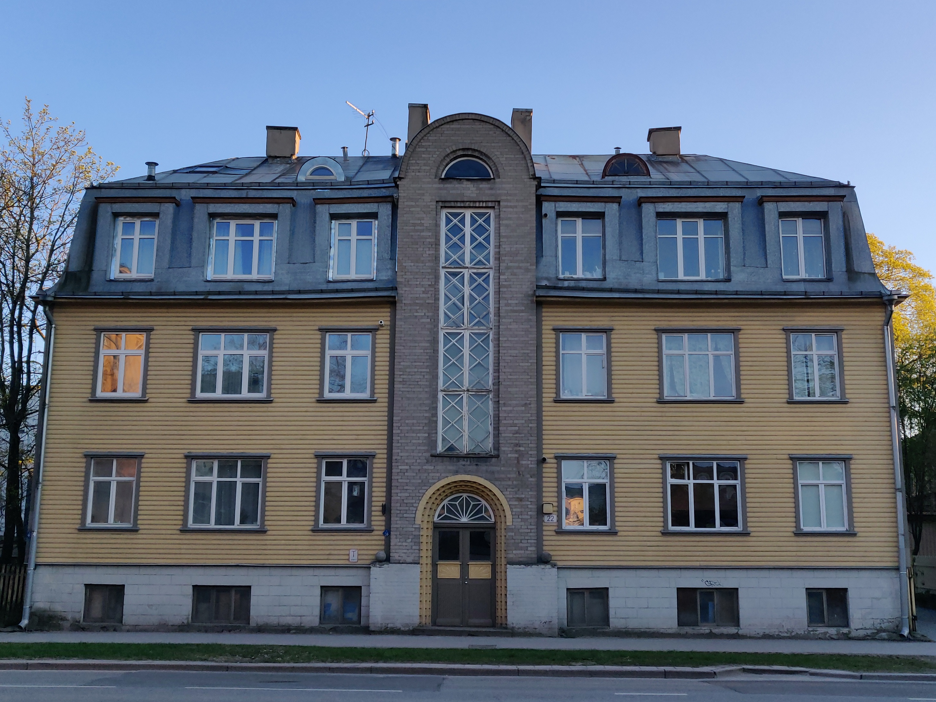 Triple wooden house Kunder Street 22, view of the facade. rephoto