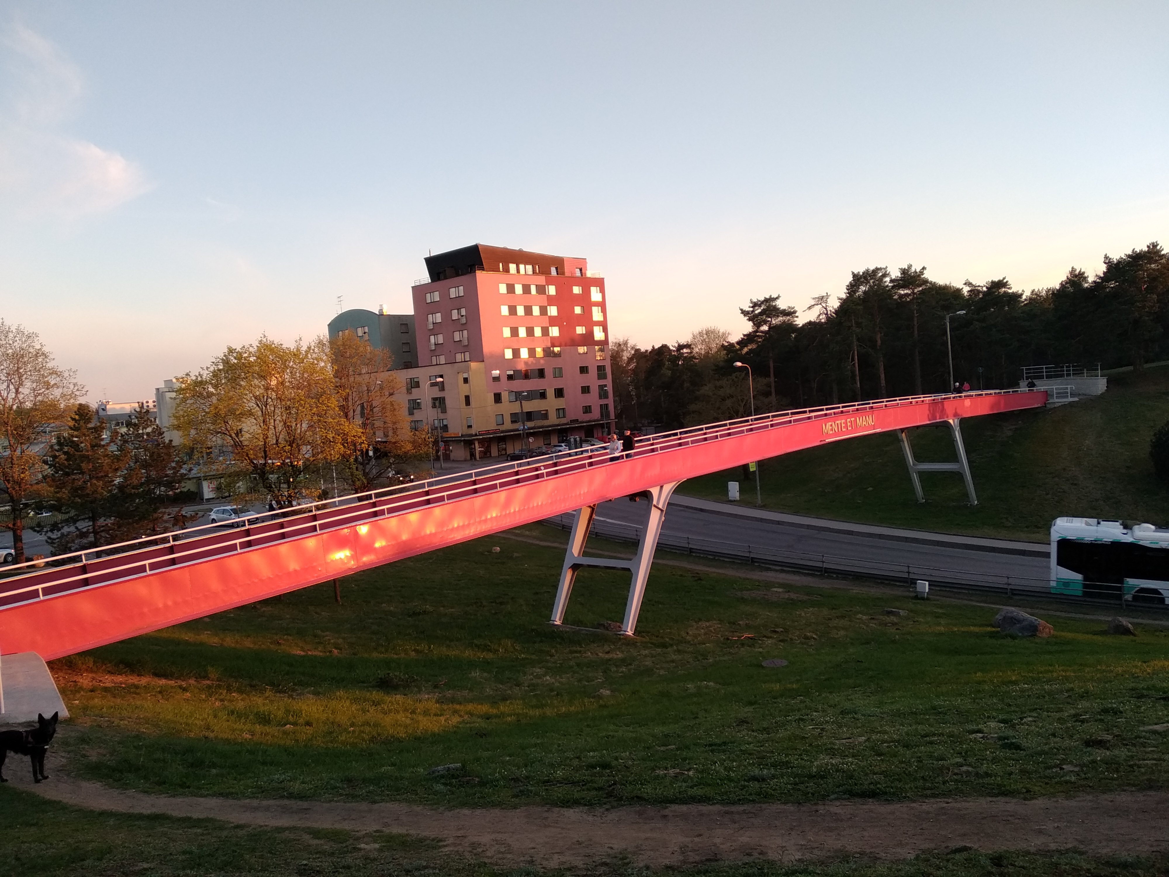 Ehitajate tee jalakäijate sild, taamal Nõmme keskus. Insenerid J. Aare, Valdek Kulbach rephoto