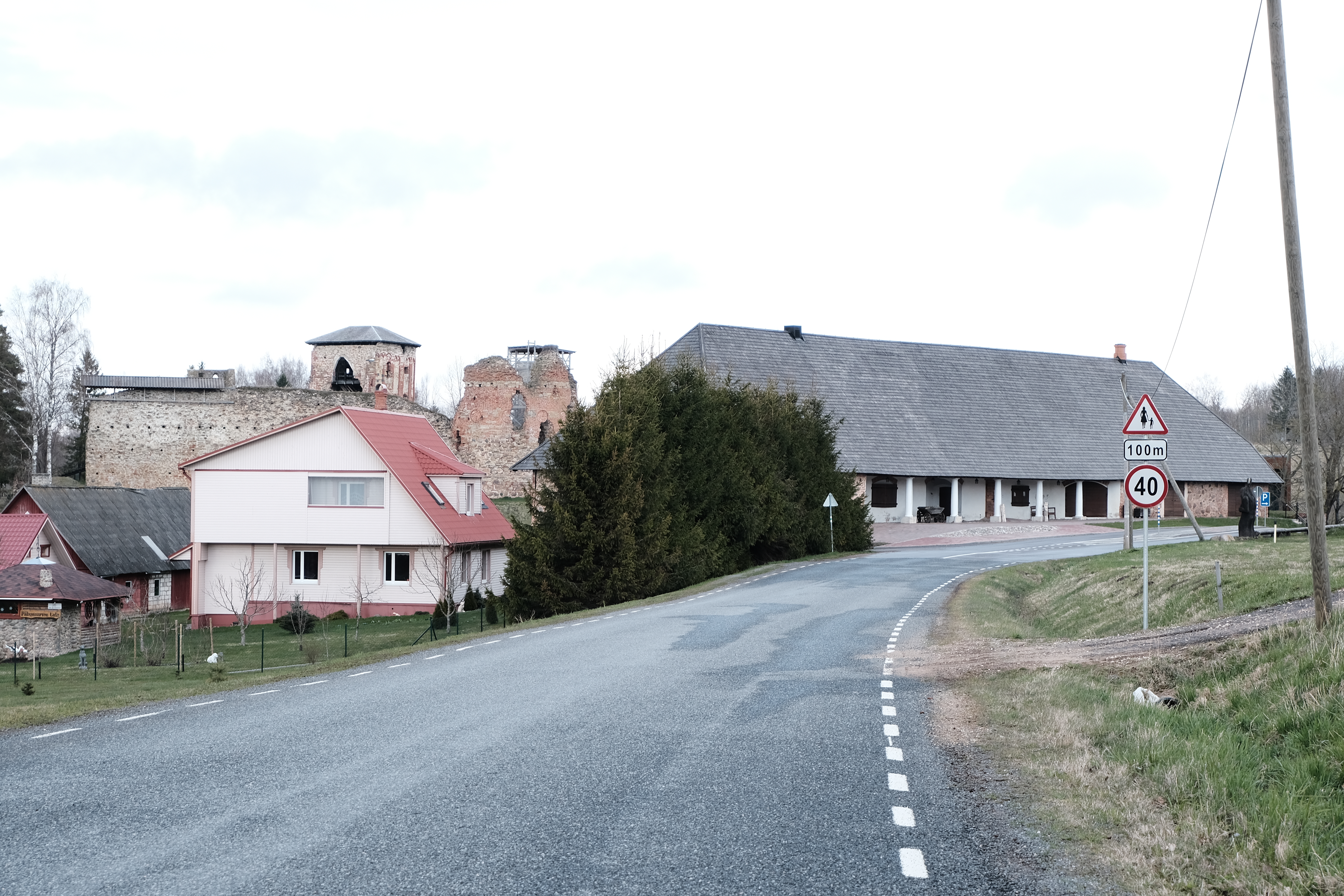 Foto. Piirikõrts, asub Võru-Petseri tee ääres Vastseliina linnusevaremete lähedal. rephoto