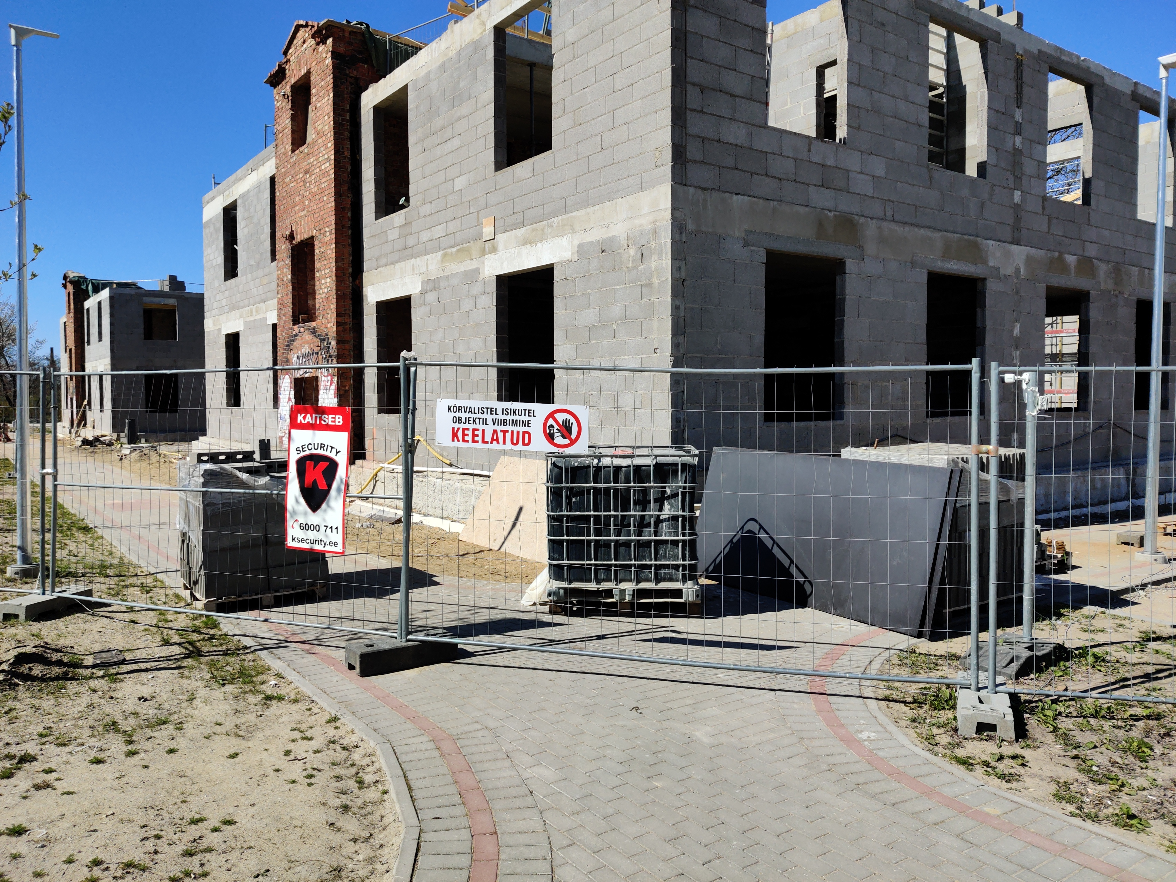 Mining street and 3rd line corner house. The first floor windows are closed. rephoto