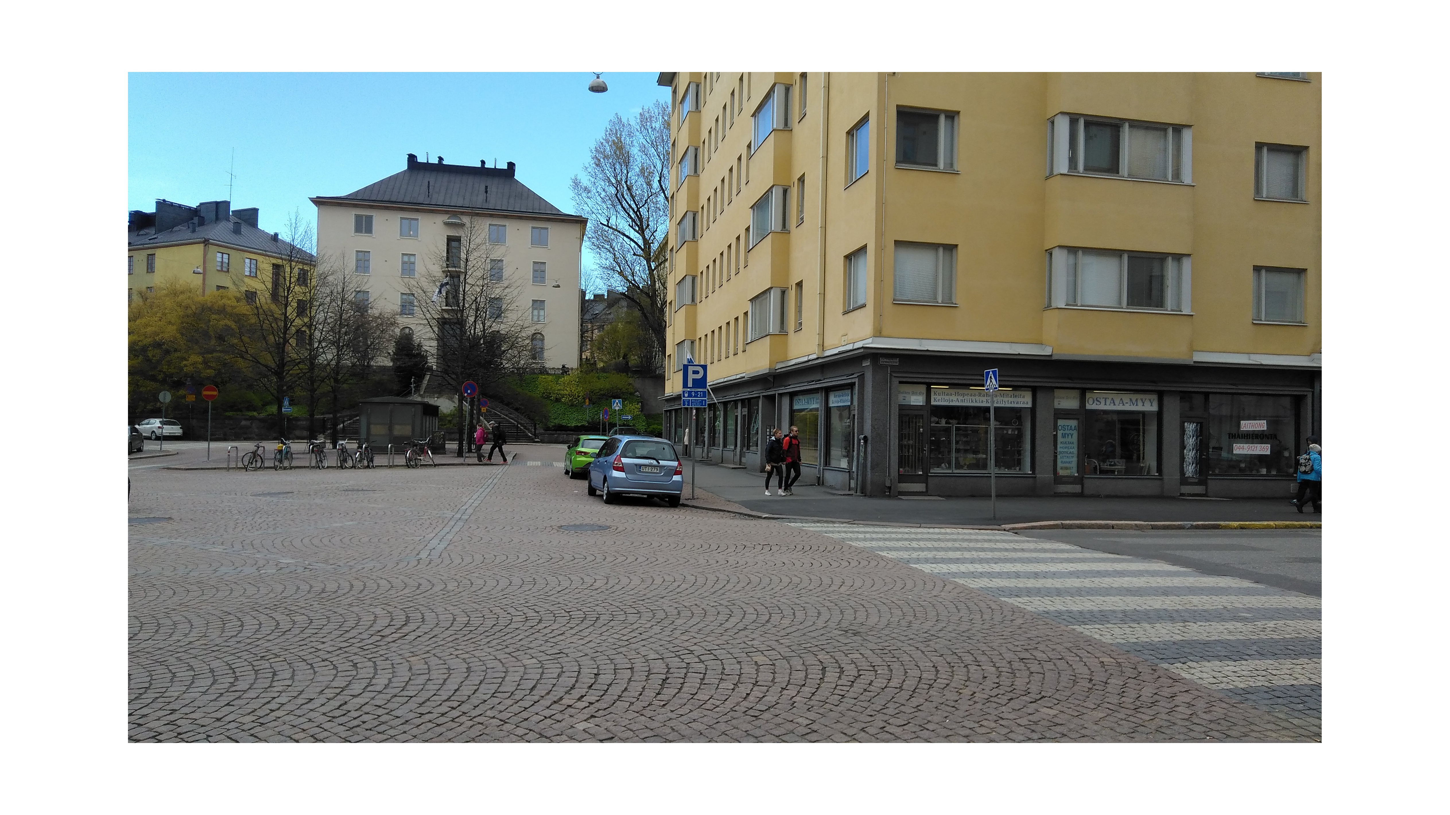 Franzéninaukio. Näkymä Franzéninkadun suunnalta Fleminginkadun kulmasta Agricolankujalle päin. Taustalla Franzéninkatu 20, oikealla Franzéninkatu 22. rephoto