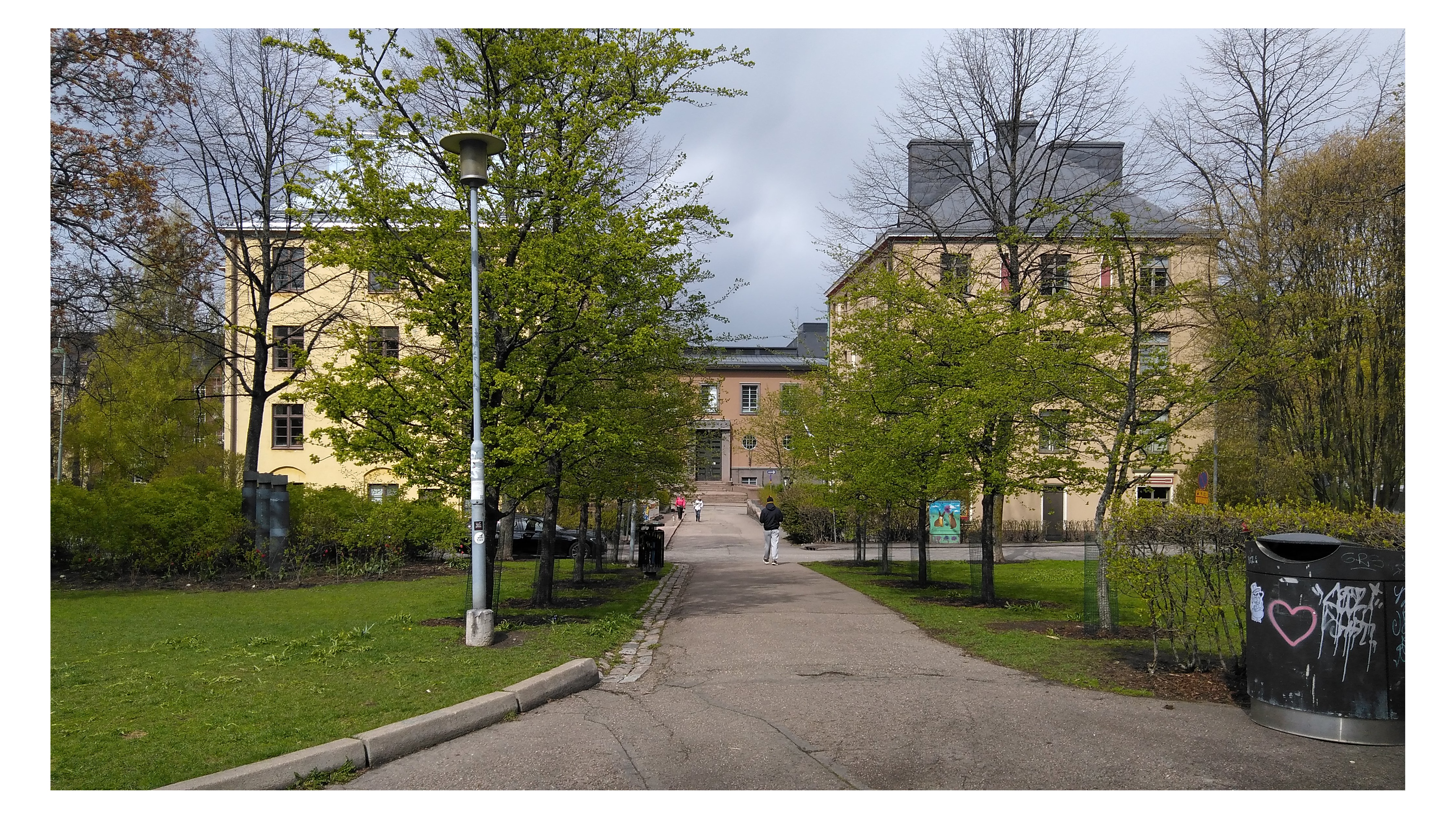 Torkkelinkuja 20, 22. Taustalla Franzeninkatu 13. Kuvassa kaksi naista kahden koiran kanssa. rephoto