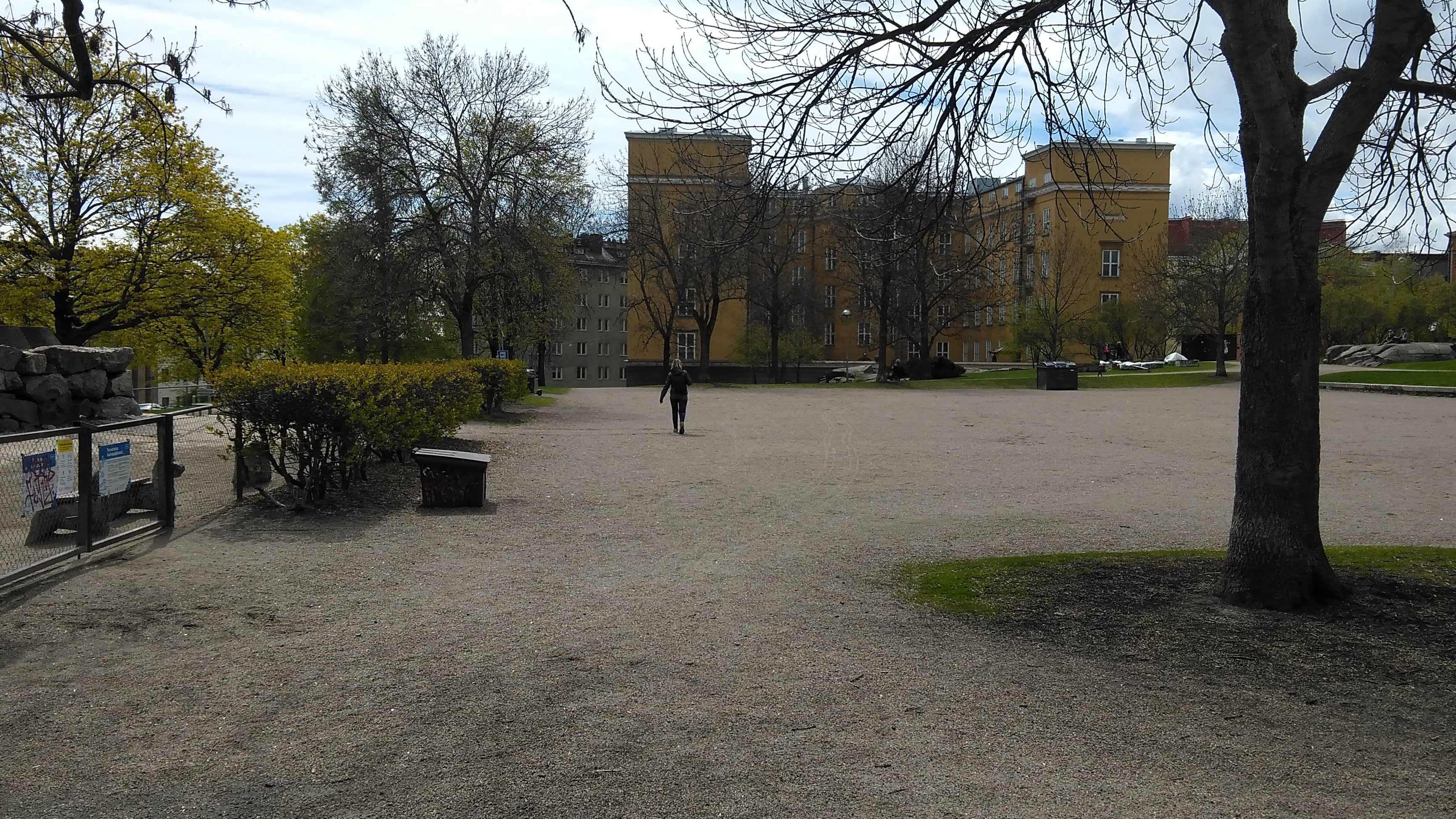 Maanrakennustöitä Torkkelinmäellä, todennäköisesti Helsingin toisen suomalaisen lyseon (nyk. Helsingin kuvataidelukio, ent. Torkkelin lukio) työmaa n. vuonna 1944. Taustalla Agricolankatu 1-3:n sisäpihan puoleinen julkisivu. rephoto