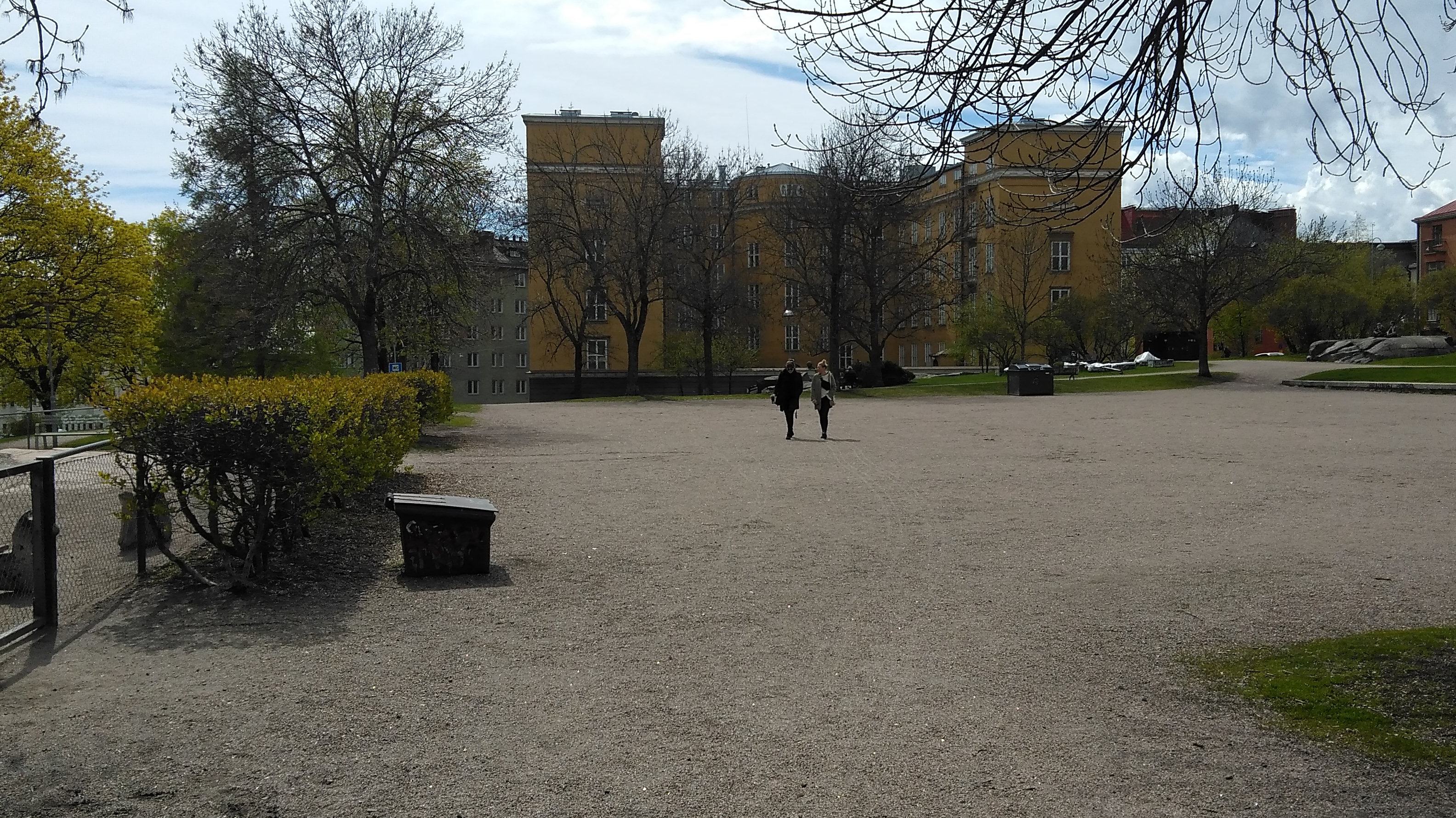 Maanrakennustöitä Torkkelinmäellä, todennäköisesti Helsingin toisen suomalaisen lyseon (nyk. Helsingin kuvataidelukio, ent. Torkkelin lukio) työmaa n. vuonna 1944, taustalla Agricolankatu 1-3:n sisäpihan puoleinen julkisivu. rephoto