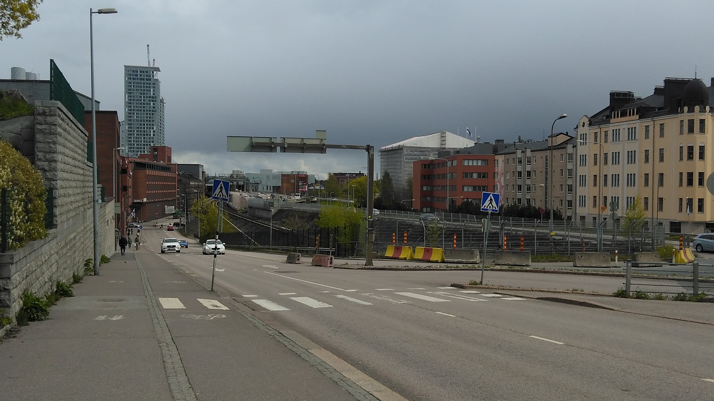 Näkymä Sörnäisistä Sörnäisen ja Vallilan yhdistävältä sillalta Kulosaaren sillan suuntaan. Oikealla Pääskylänkatu 9, 11 ja 13 sekä niiden takana Suvisaaren kaasukello. Pääskylänkadun vasemmalla puolella metroliikenteen ulostulo- ja sisäänmenoväylät Sörnäisten asemalle. Metrolinjasta vasemmalle näkyy Lautatarhankadun toimistorakennuksia. Maahan on satanut kevyesti uutta lunta. rephoto