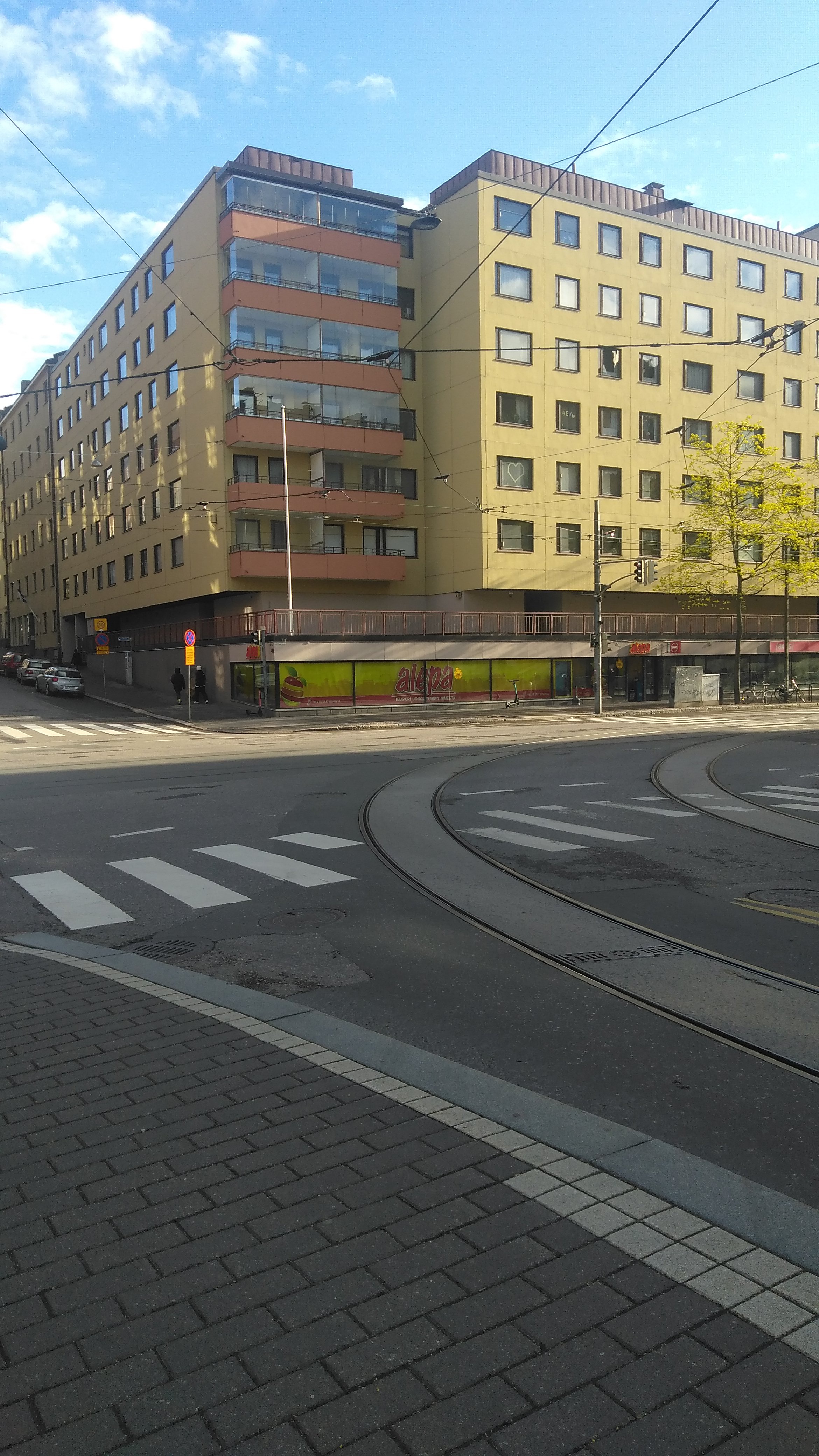 Helsinginkadun ja Fleminginkadun risteyksessä vanha kaksikerroksinen puurakennus, Fleminginkatu 16 - Helsinginkatu 18. Puurakennukset purettiin, kun alkoi vuonna 1972 valmistuneen kivisen monikerroksisen asuintalon rakentaminen. rephoto