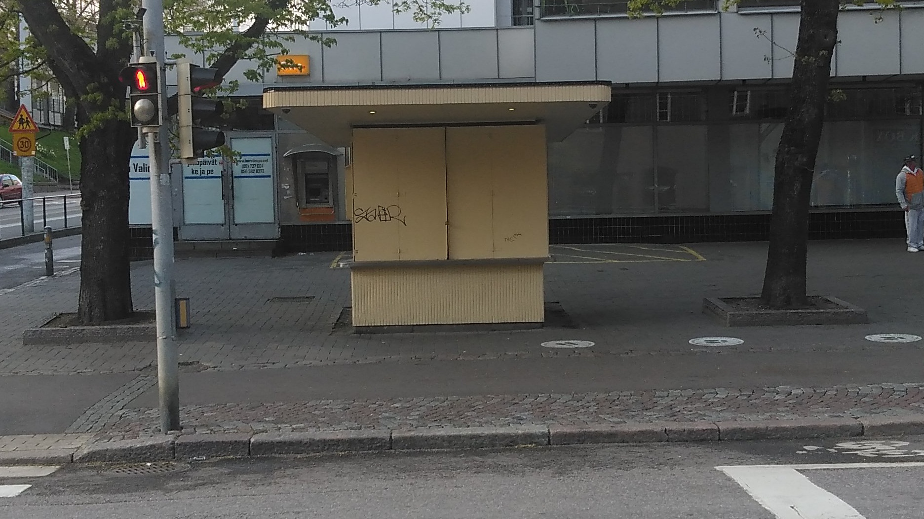 Kioski Helsinginkatu 19:n ja Fleminginkatu 19:n kulmassa. rephoto