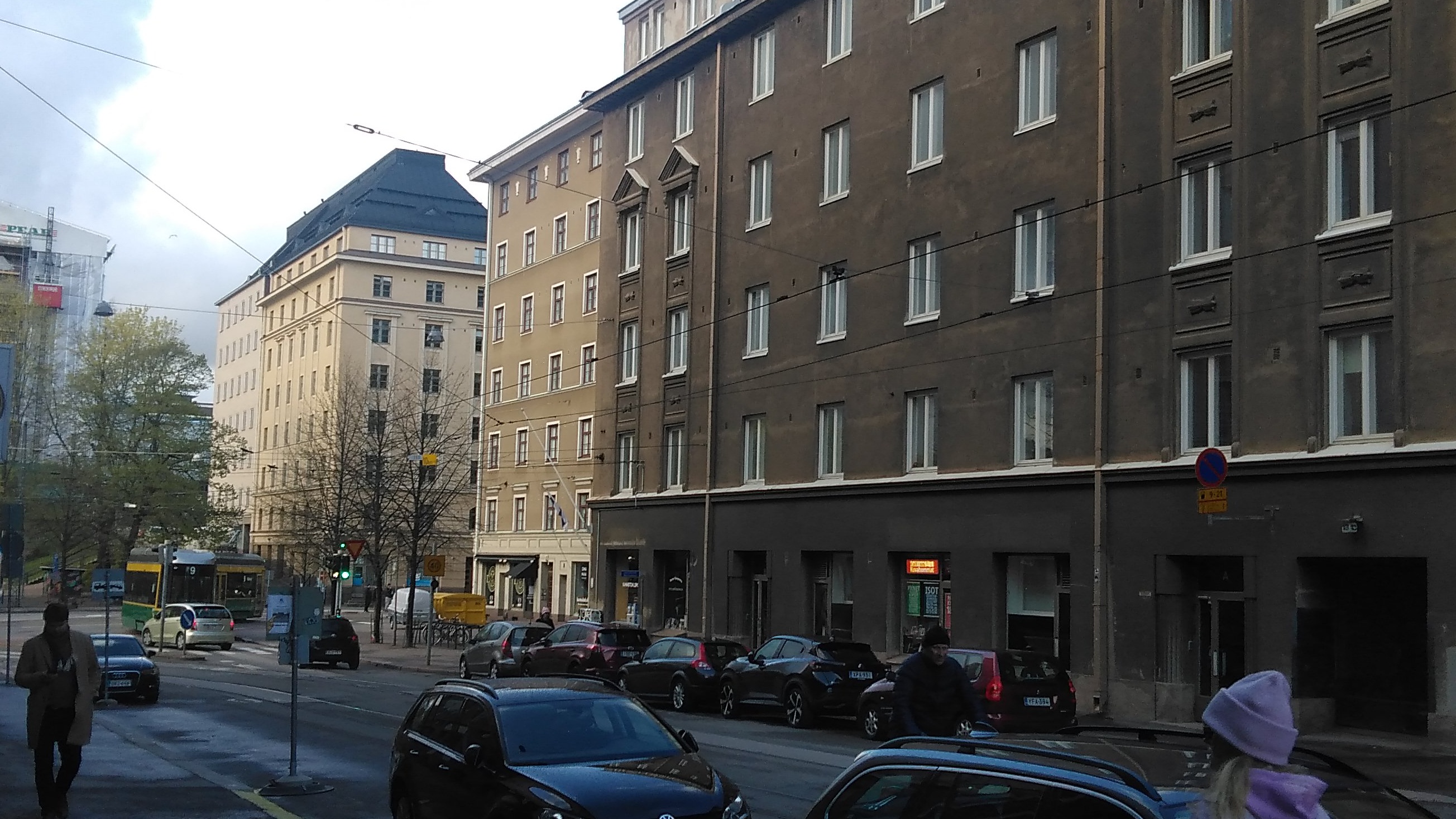 Kaarlenkatu 13, 15 (autotallit), 17 - Helsinginkatu 23. Autotallit (Kaarlenkatu 15) on purettu ja niiden tilalle on rakennettu asuinrakennus vuonna 1929. rephoto