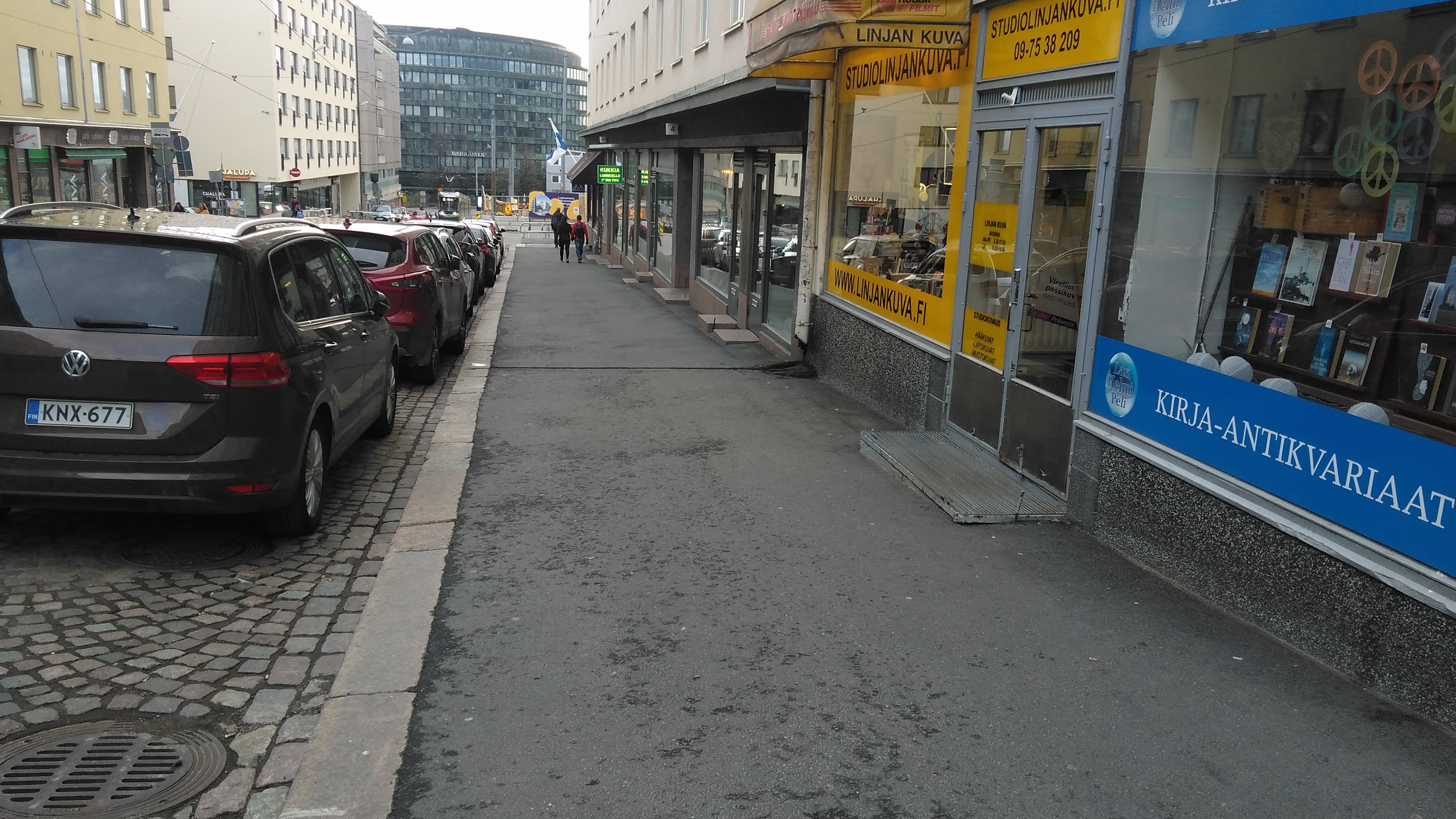 Porthaninkatu 6. Jalankulkijoita, mm. lastenrattaita työntävä mies Porthaninkadulla. Näkymä Porthaninkatu 6:n edustalta Ympyrätalon suuntaan. rephoto