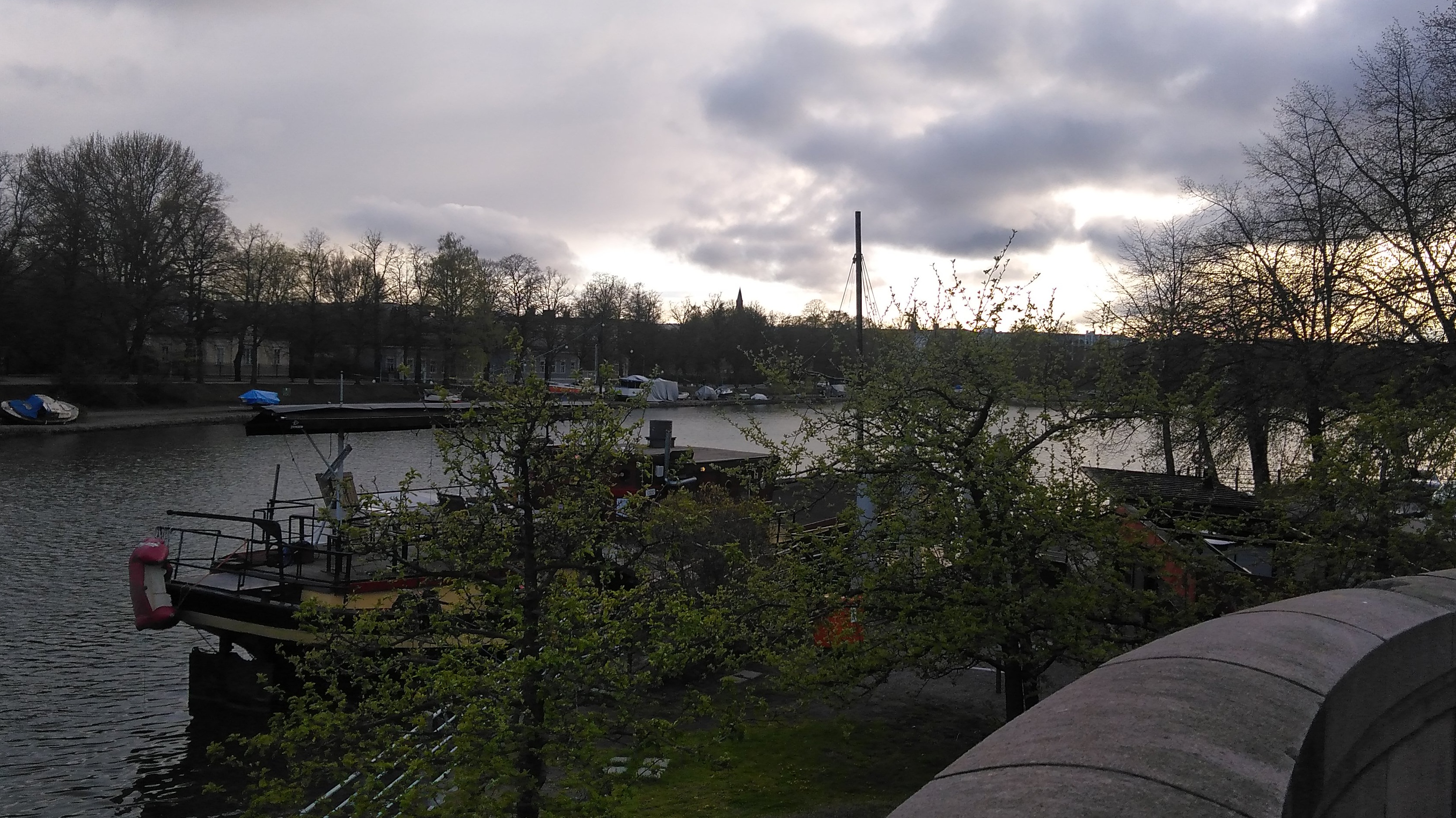 Näkymä Pitkältäsillalta Siltasaaren puolelta Kaisaniemenlahdelle ja Helsingin yliopiston Kasvitieteelliseen puutarhaan ja Töölöön päin rephoto