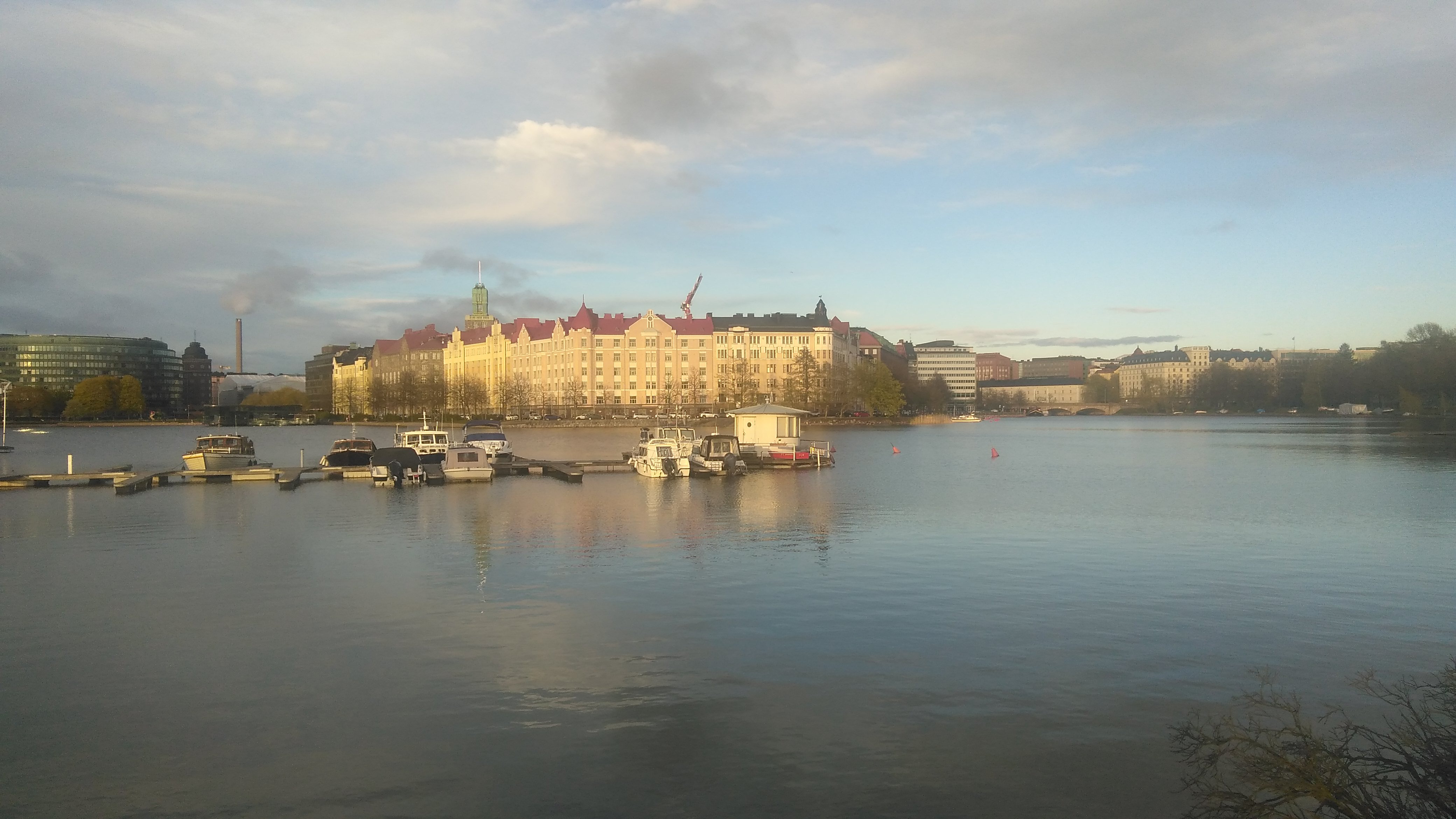 Siltasaaren läntinen kärki ratapenkalta Kaisaniemestä nähtynä. Oikeanpuoleinen, korkein rakennus oli Söderlundin huvila. rephoto