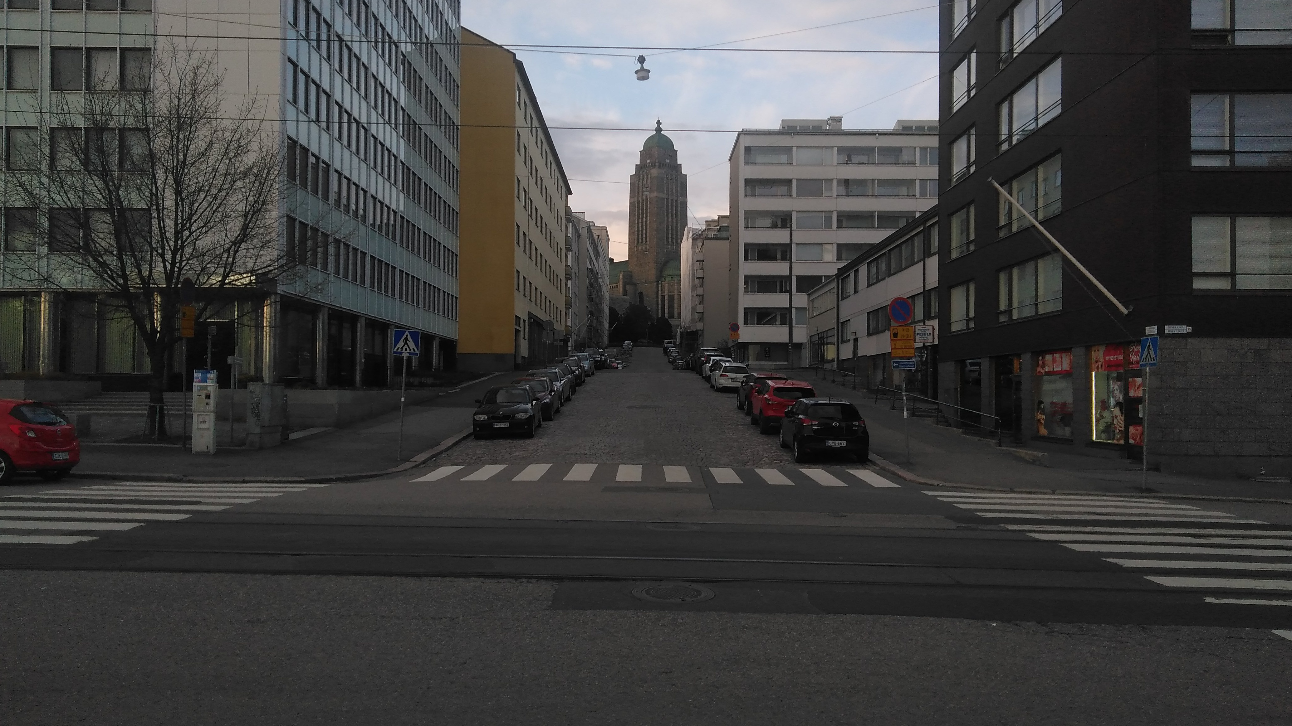 Toinen Linja 19, 17, 15. Näkymä pitkin Suonionkatua Kallion kirkolle. rephoto