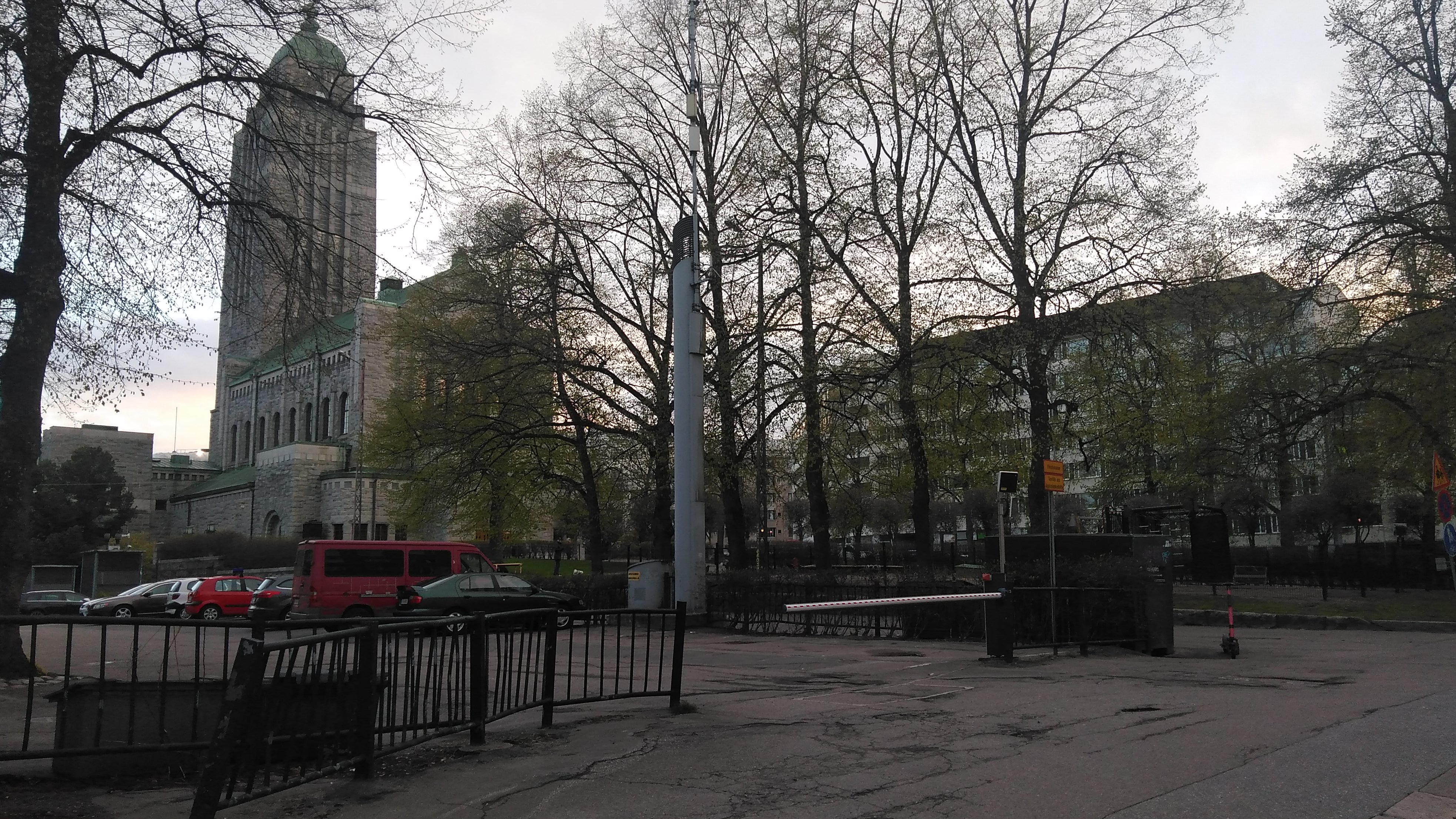 Itäinen Papinkatu 9. Taustalla Kallion kirkko rakenteilla. rephoto