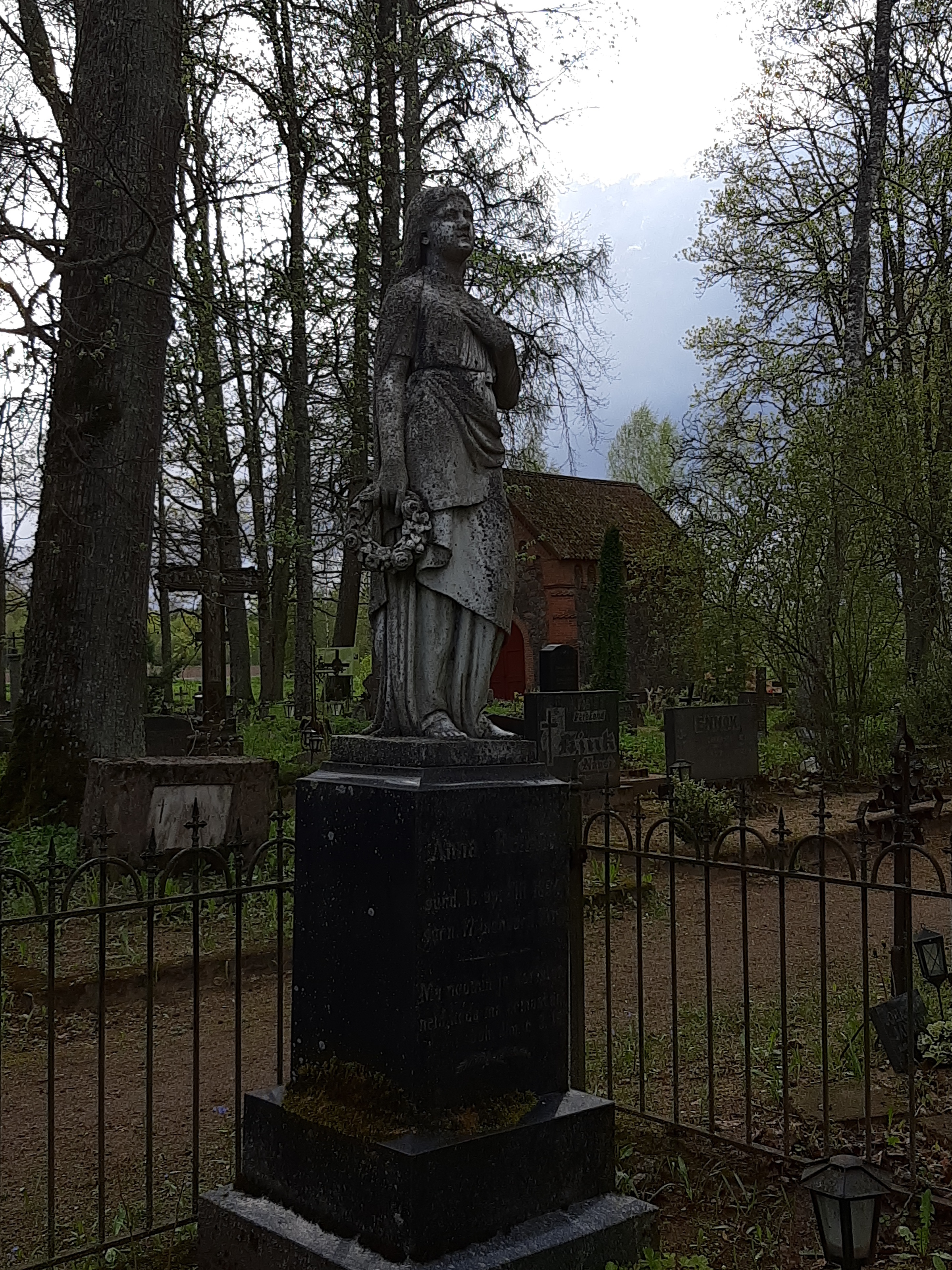 Sculptor a. Weizenberg created a tomb monument at Kõpu cemetery. rephoto
