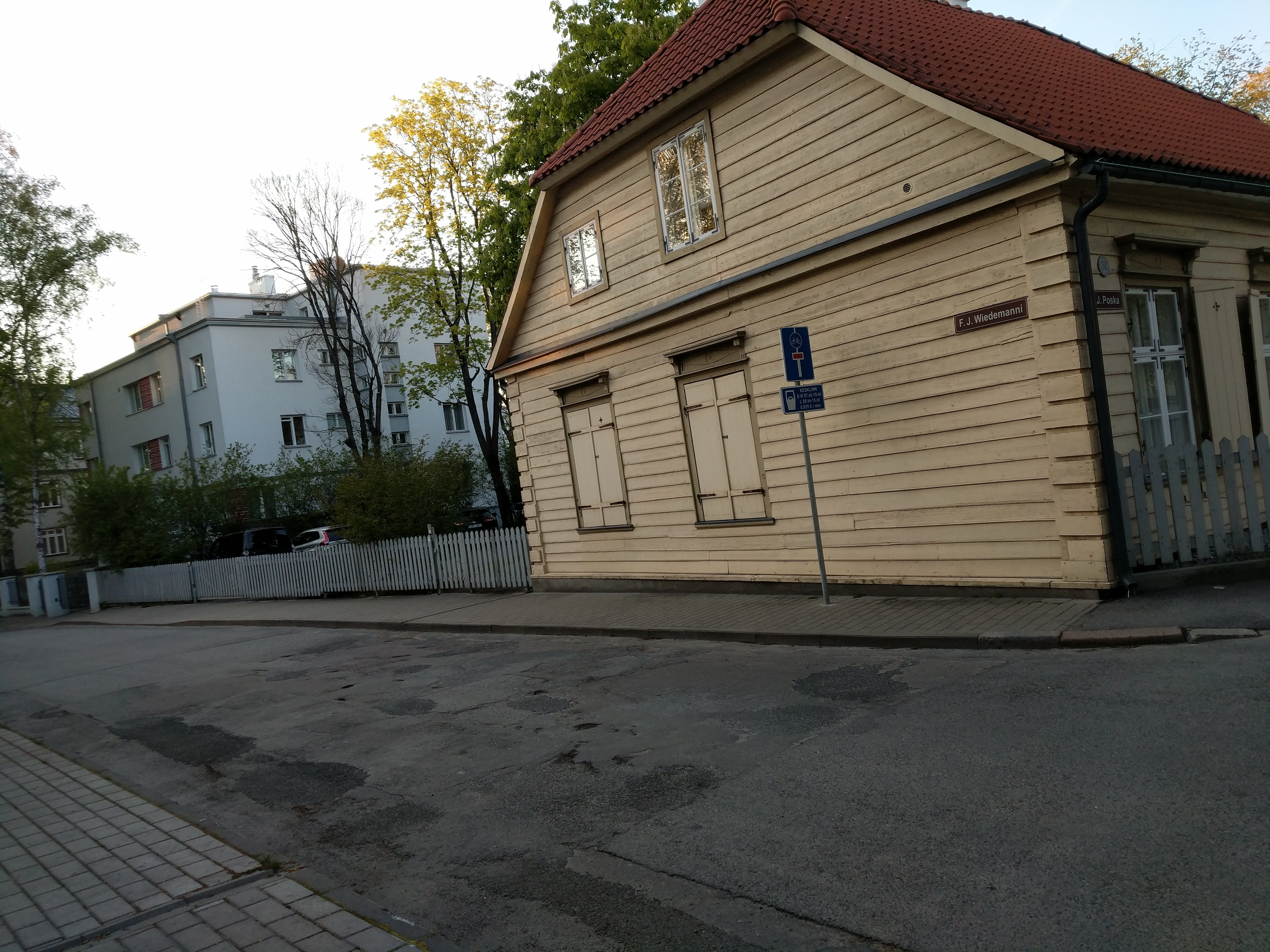 Wooden house with closed windows on the corner of F.J. Wiedemann and J.Poska Street. rephoto