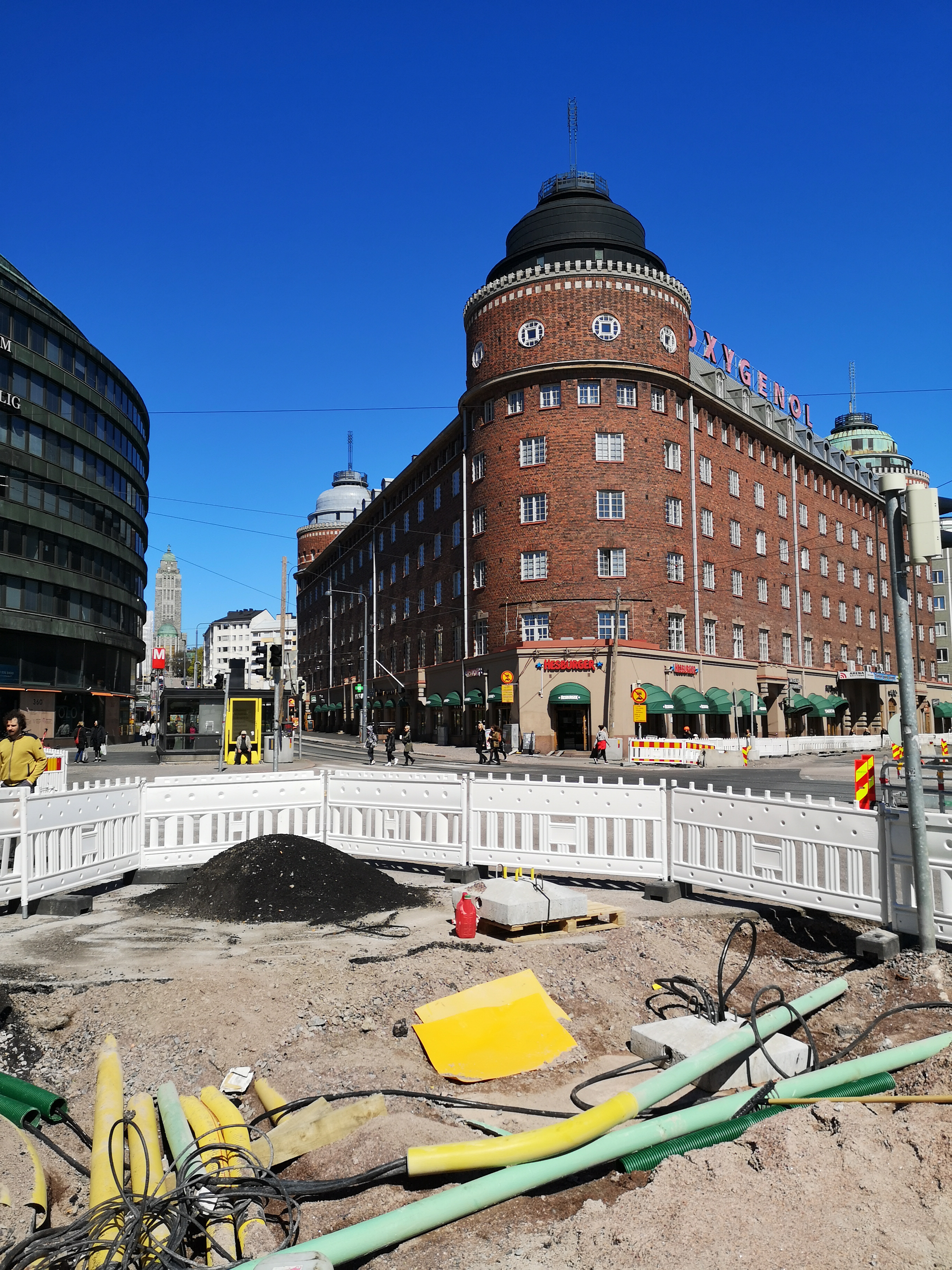 Linjan 3T raitiovaunu Hakaniementorin pysäkillä. rephoto