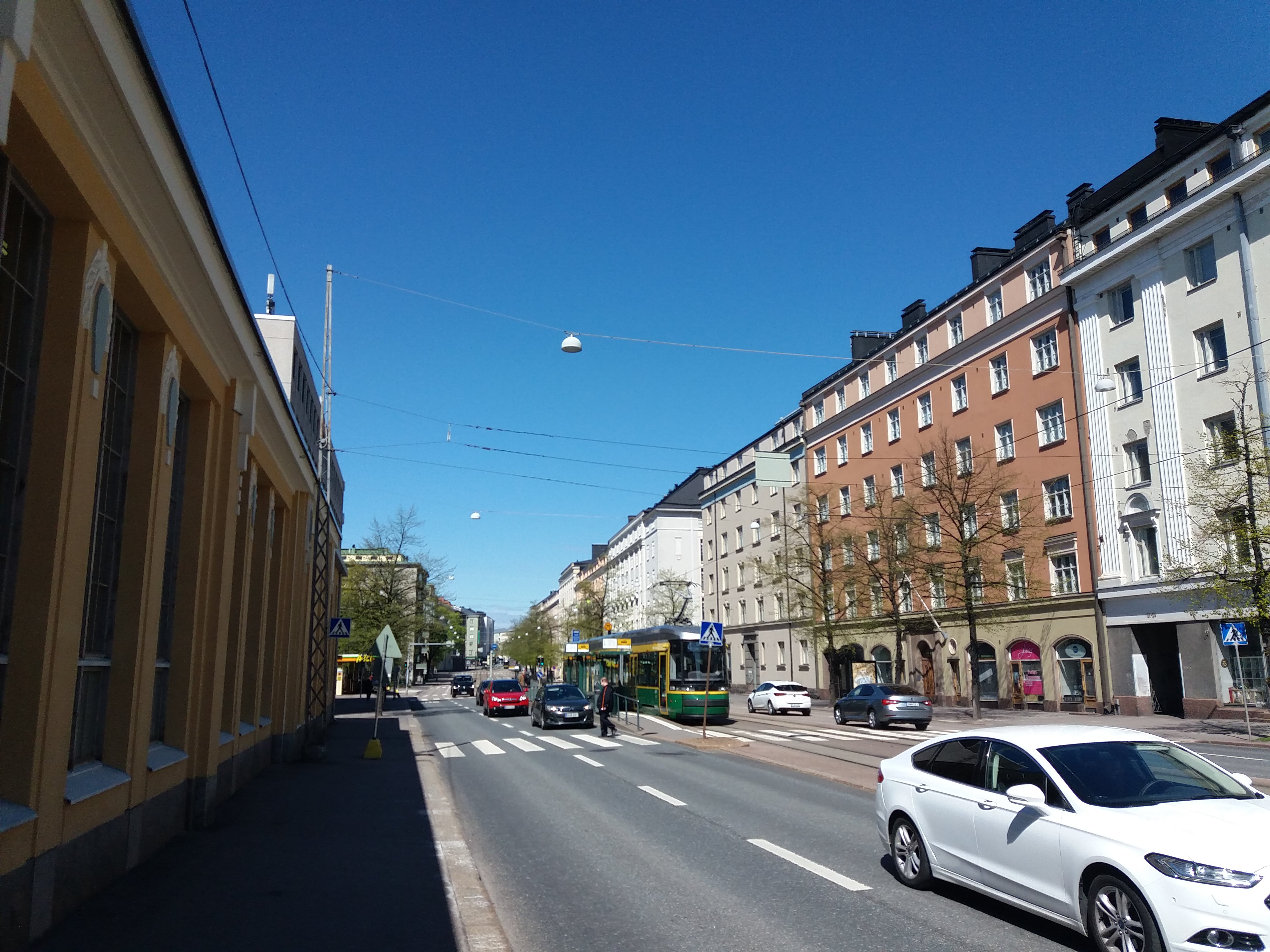 Liikennettä Mannerheimintiellä Töölön hallin kohdalla, Mannerheimintie 74. rephoto